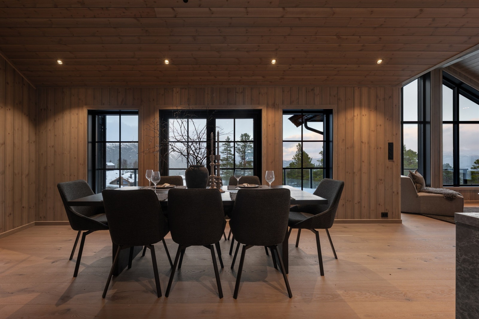 Spisestue med stue til høyre. Galleribilde