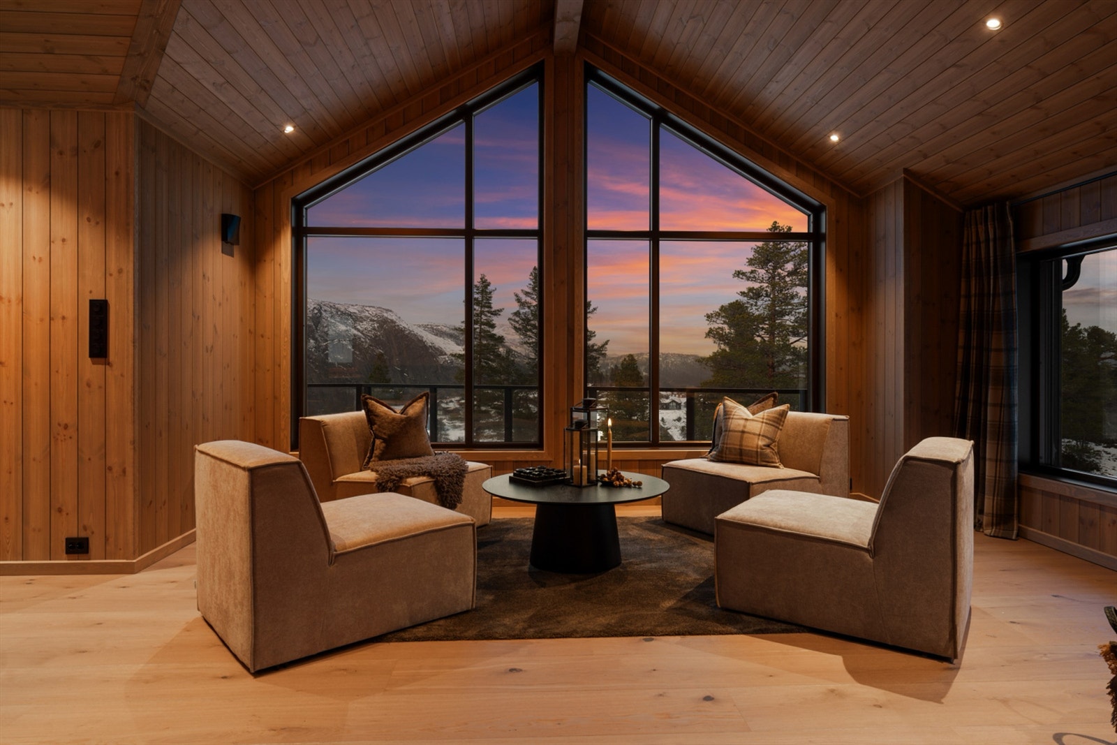 Stuen med kveldstemning. Galleribilde