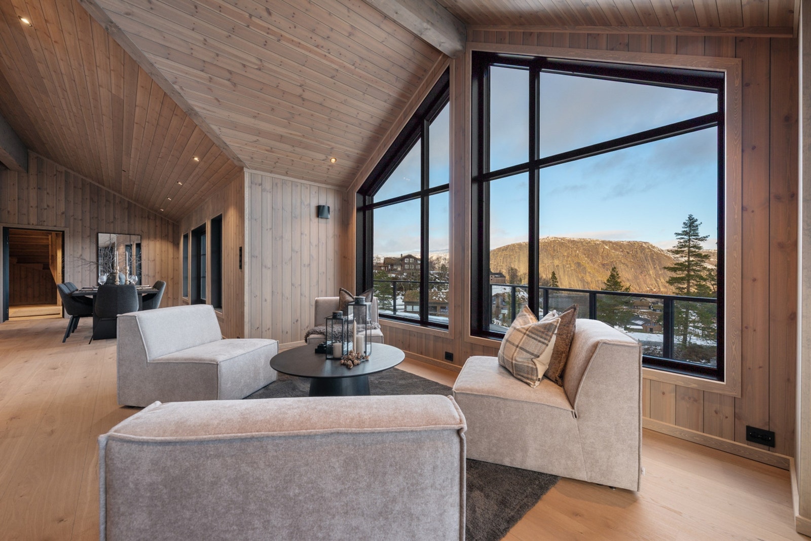 Fra stue mot spiseplassen på kjøkkenet. Galleribilde