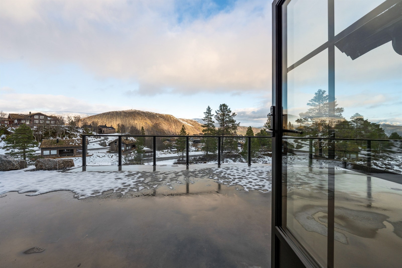 Stor solrik terrasse med flott utsikt. Galleribilde