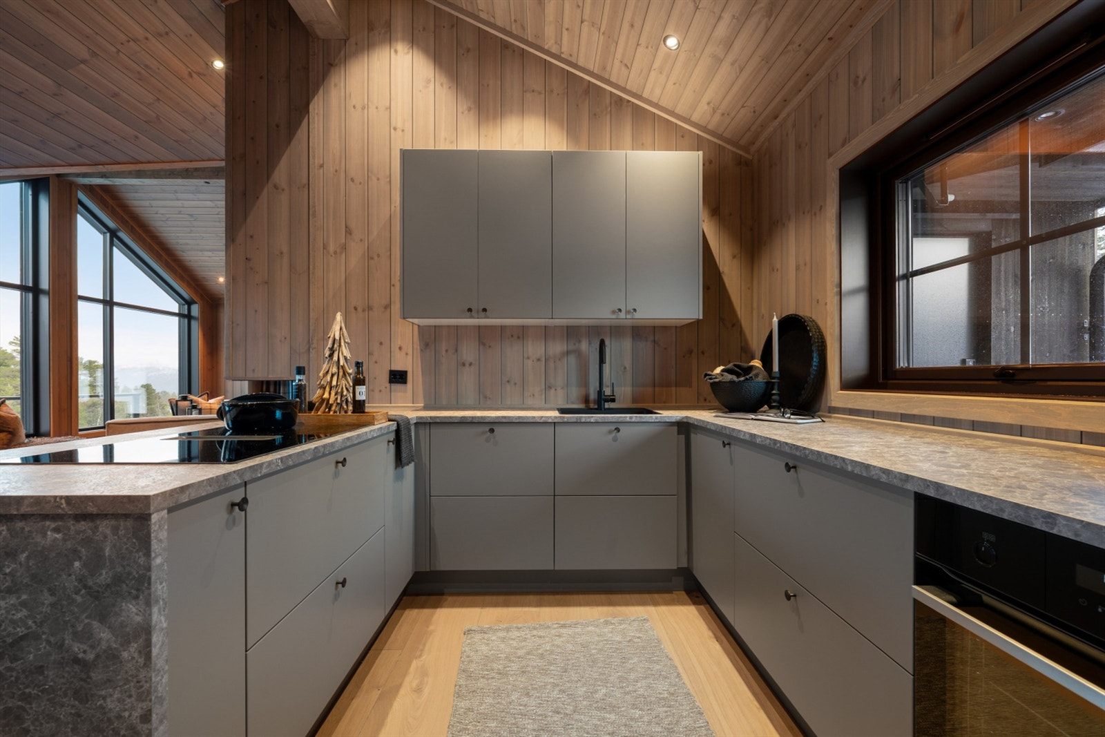 Kjøkken med god skap og benkplass. Integrerte hvitevarer. Galleribilde