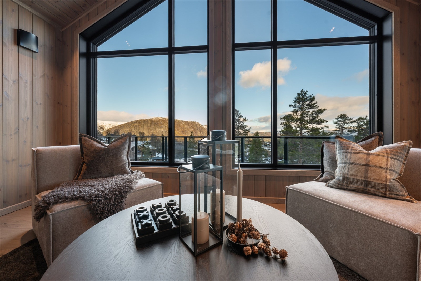 Flott utsikt fra stuen. De høye vinduene får naturen inn. Galleribilde