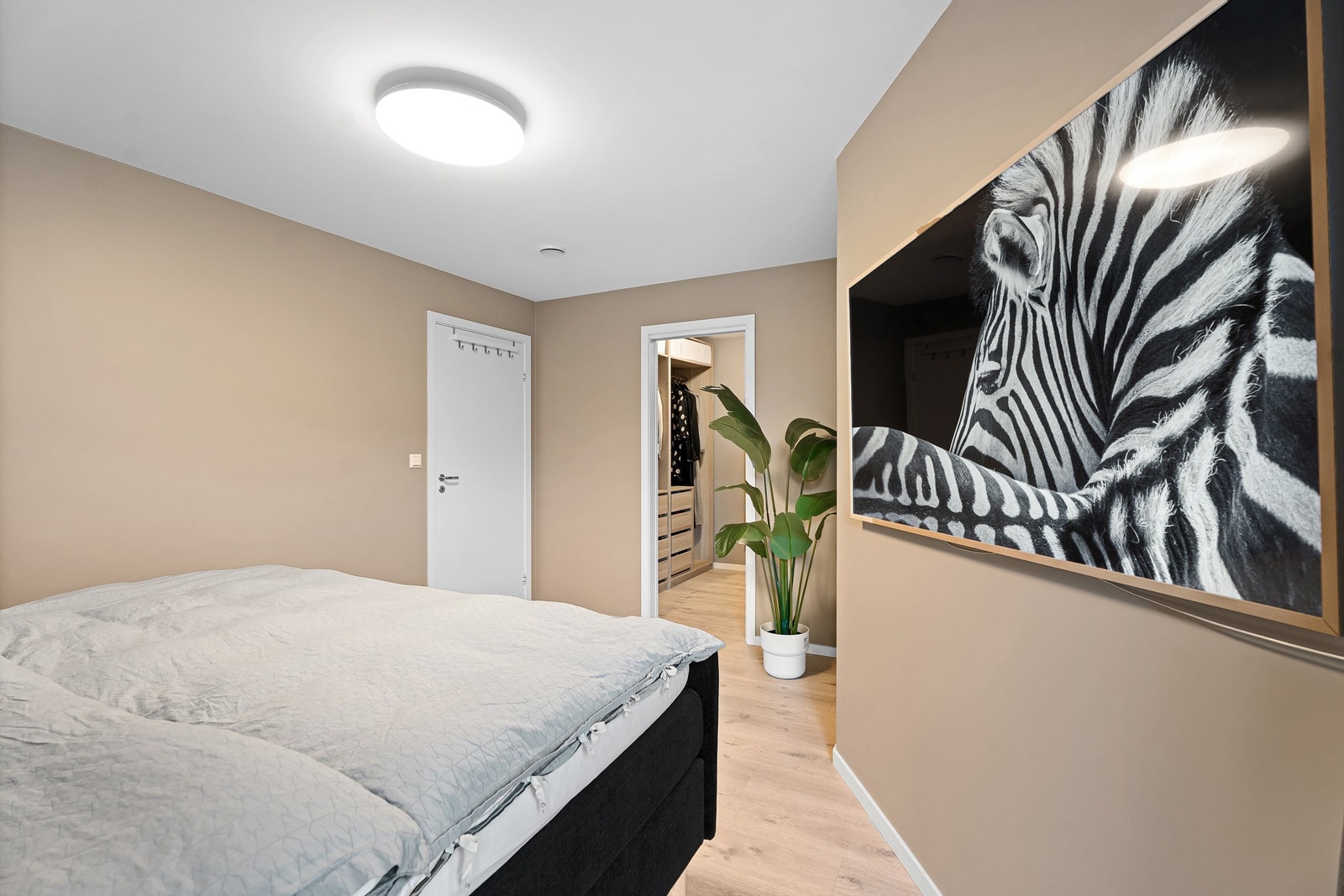 Fra soverommet er det inngang til egen walk-in garderobe. Galleribilde