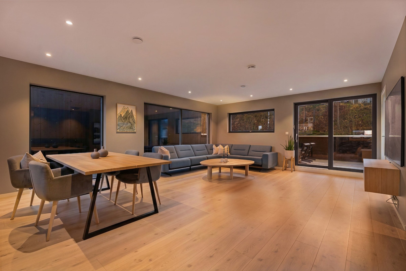 Det er godt med gulvareal i øverste etasje, og god plass til både familie og venner. Galleribilde