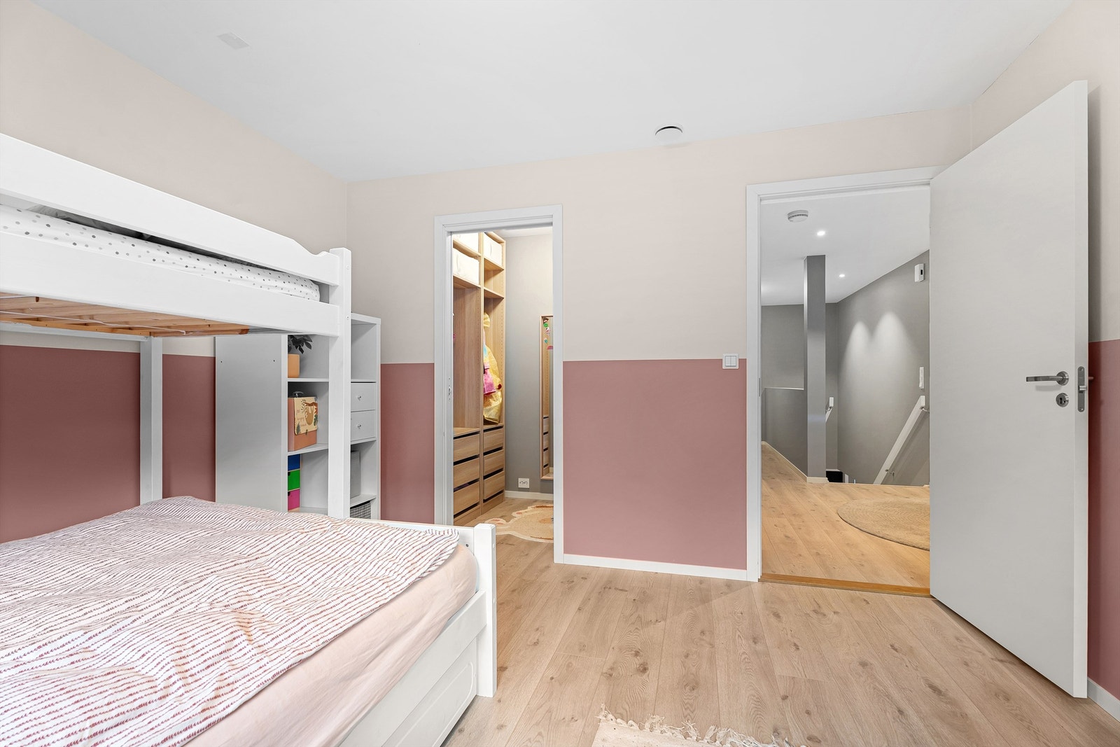 Videre går vi ut til stuen i 2.etasje. Galleribilde