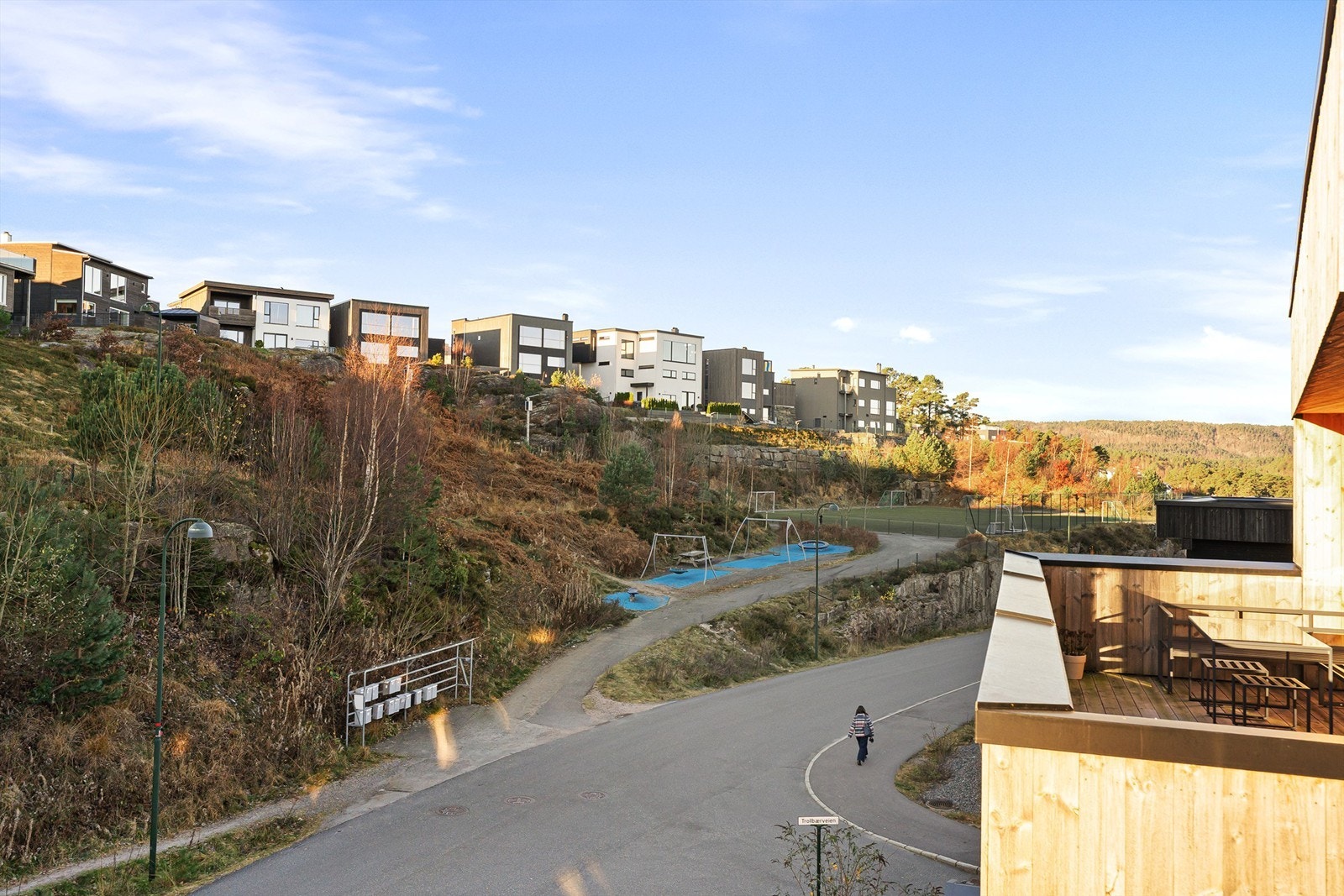 Det er kort vei til nærmeste lekeplass og fotballbane. Galleribilde