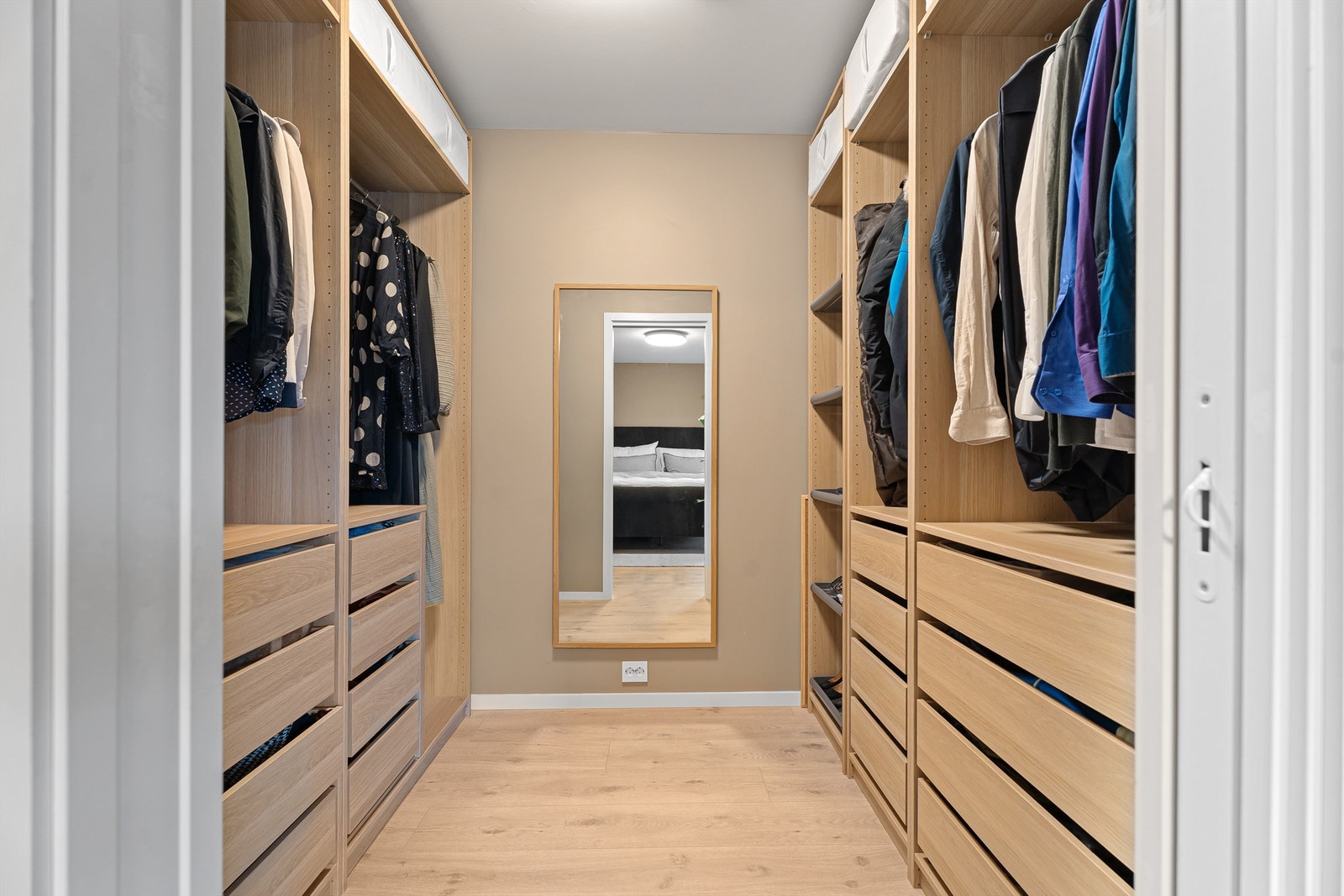 Walk-in garderoben er romslig og har gode løsninger til klesoppbevaring. Det er også skyvedør mellom soverommet og walk-in garderoben. Galleribilde