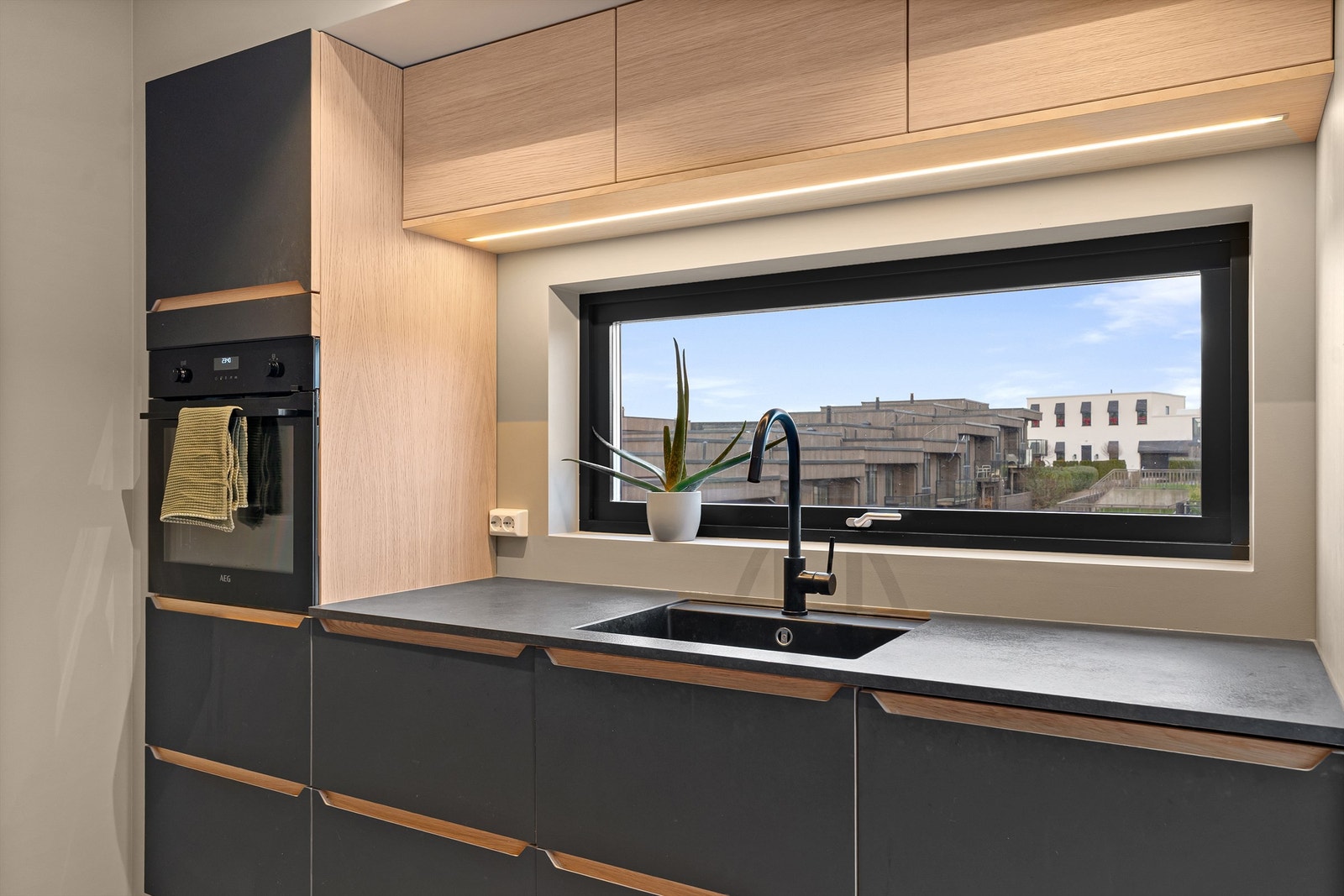 Kjøkkenet har integrert stekeovn, koketopp, oppvaskmaskin og kjøleskap/frys. Det er også underlimt vask og led-stripe under overskap. Galleribilde