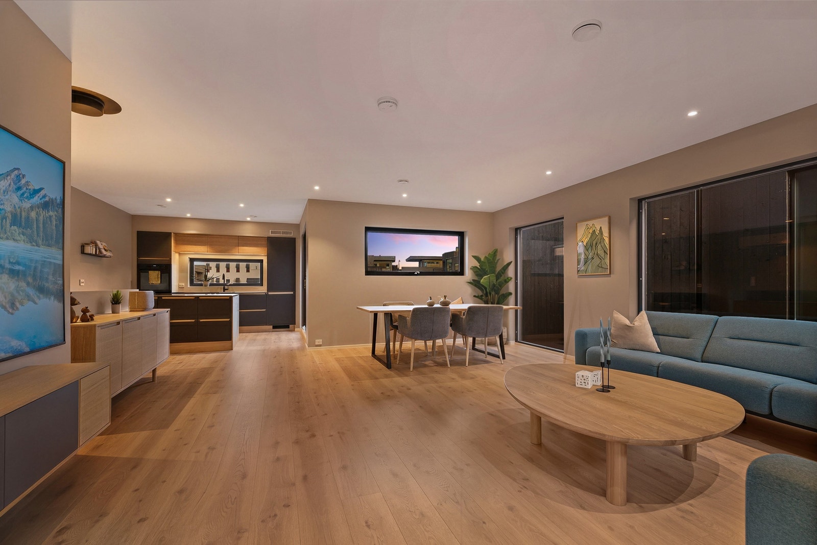 Krogsveen v/Azra Hadzic har gleden av å presentere Trollbærveien 4 - en innholdsrik enebolig med god planløsning, garasje og hage. Galleribilde