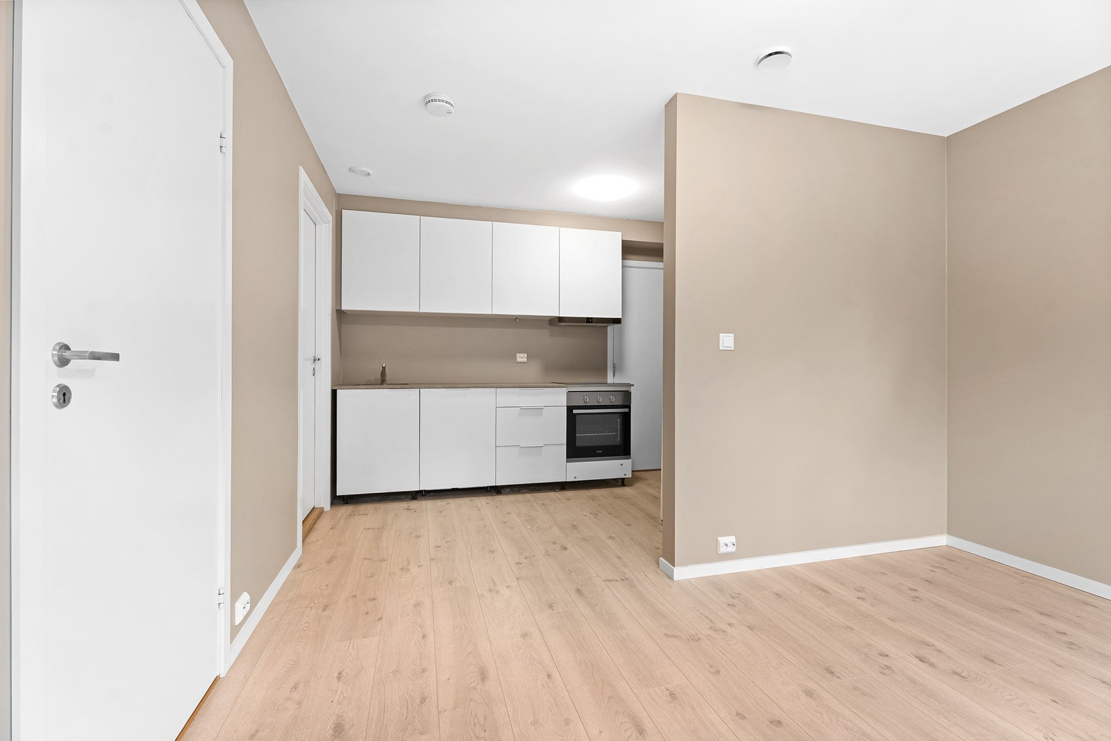 Inn døren nærmest kjøkkenet finner du bad, og til venstre finner du soverom. Galleribilde