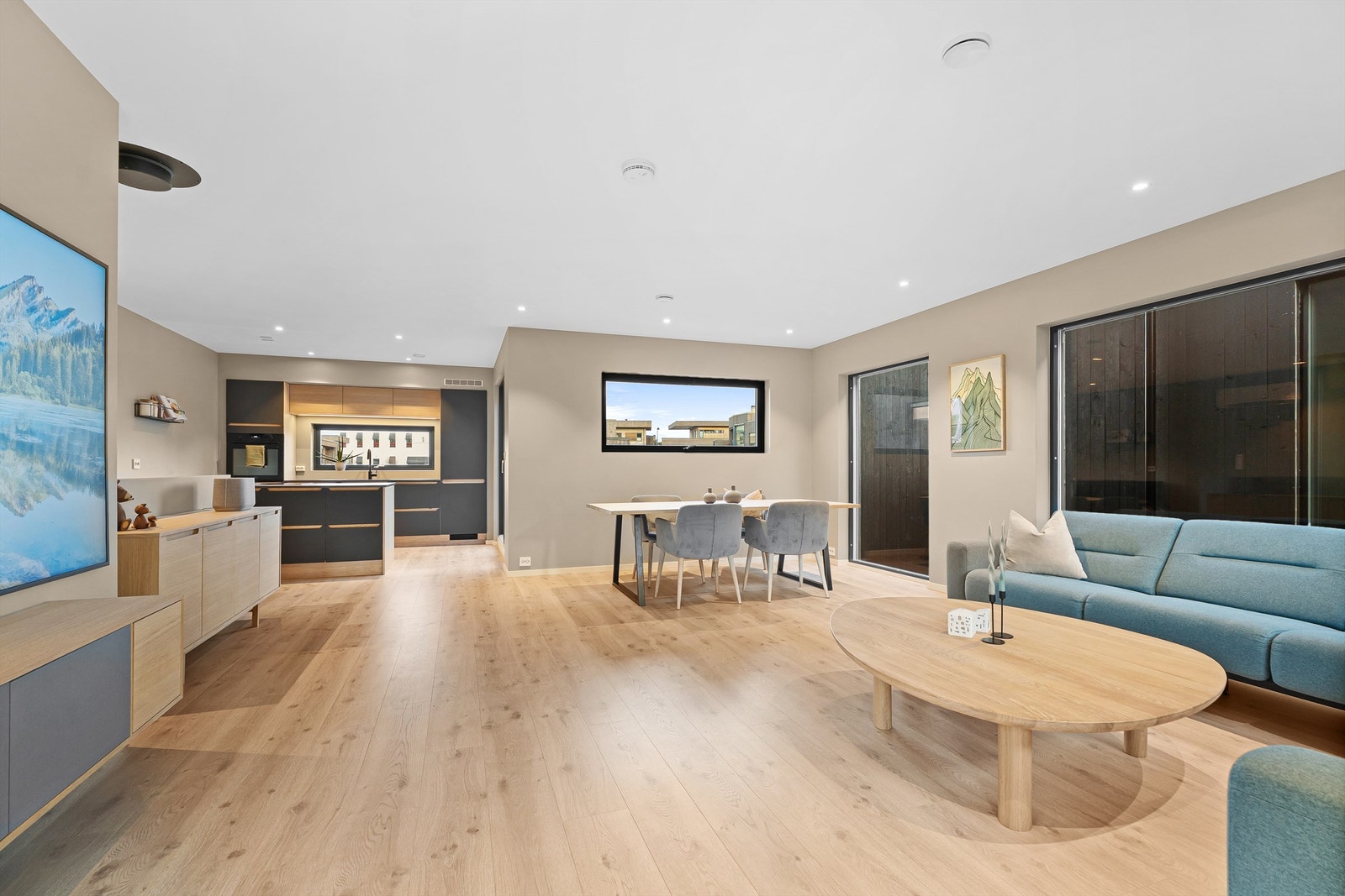 Det er åpen kjøkken/stue løsning med naturlig sonedeling til bl.a. spisegruppe. Galleribilde