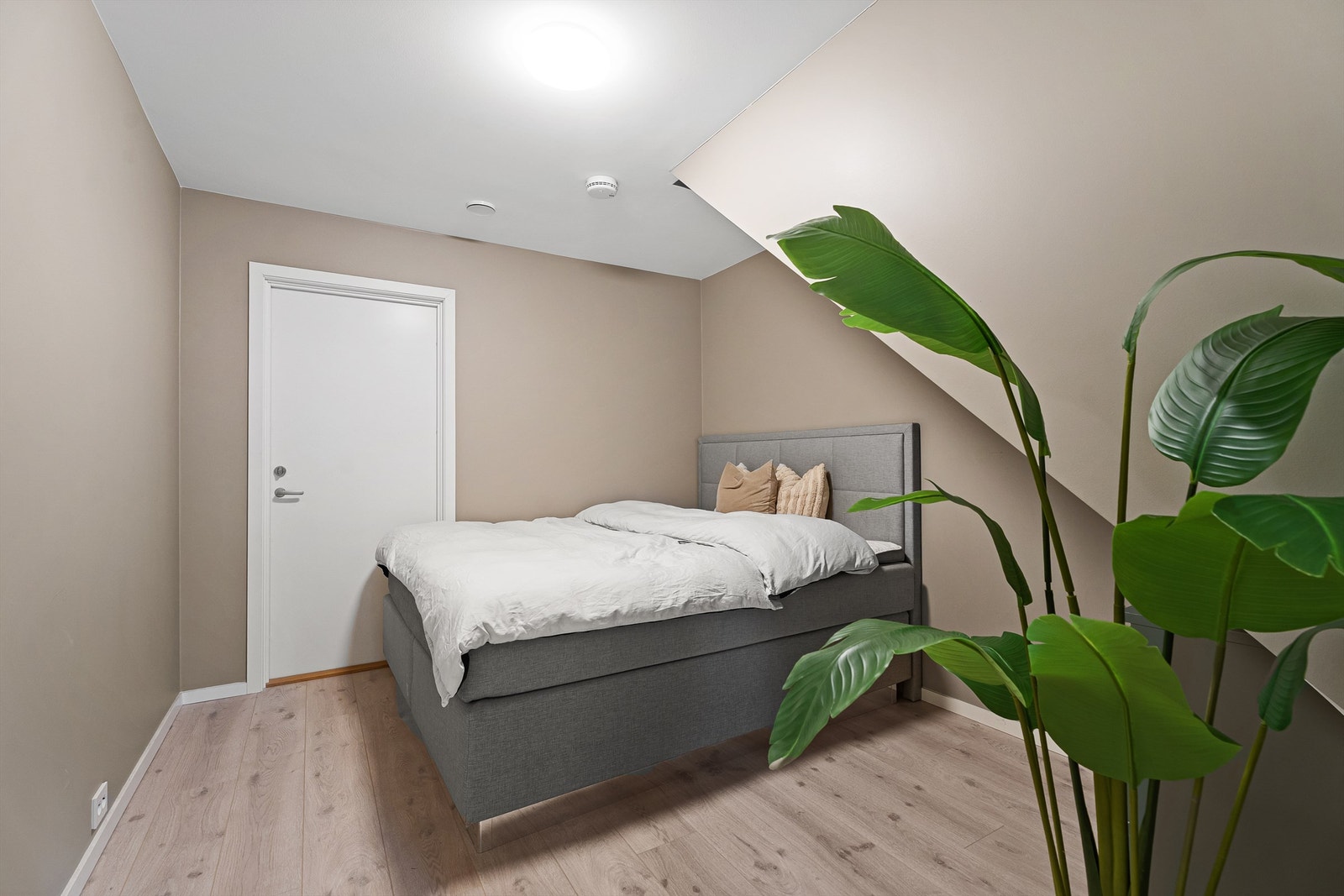 Fra gangen er det inngang til en stue som i dag benyttes til soverom. På opprinnelige tegninger er det tiltenkt som stue. Rett frem er det inngang til hybelen. Galleribilde