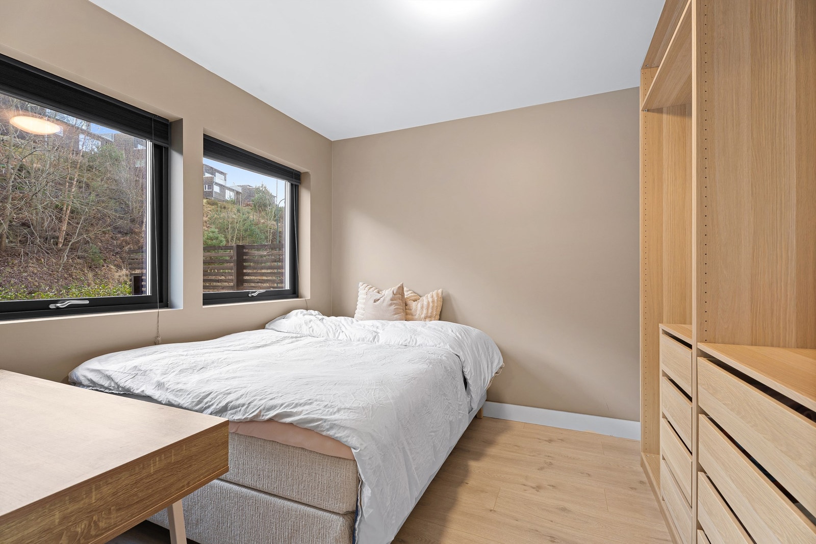 Soverommet har plass til dobbeltseng og er innredet med garderobeskap. Galleribilde