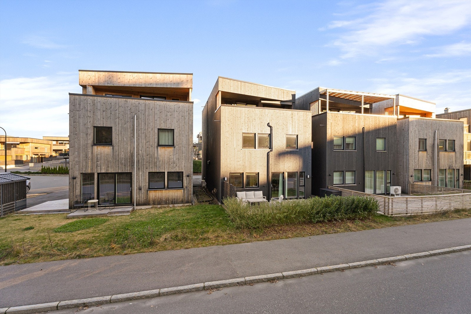 Eneboligen strekker seg over tre etasjer og har flotte løsninger som bidrar til en enklere hverdag. Galleribilde