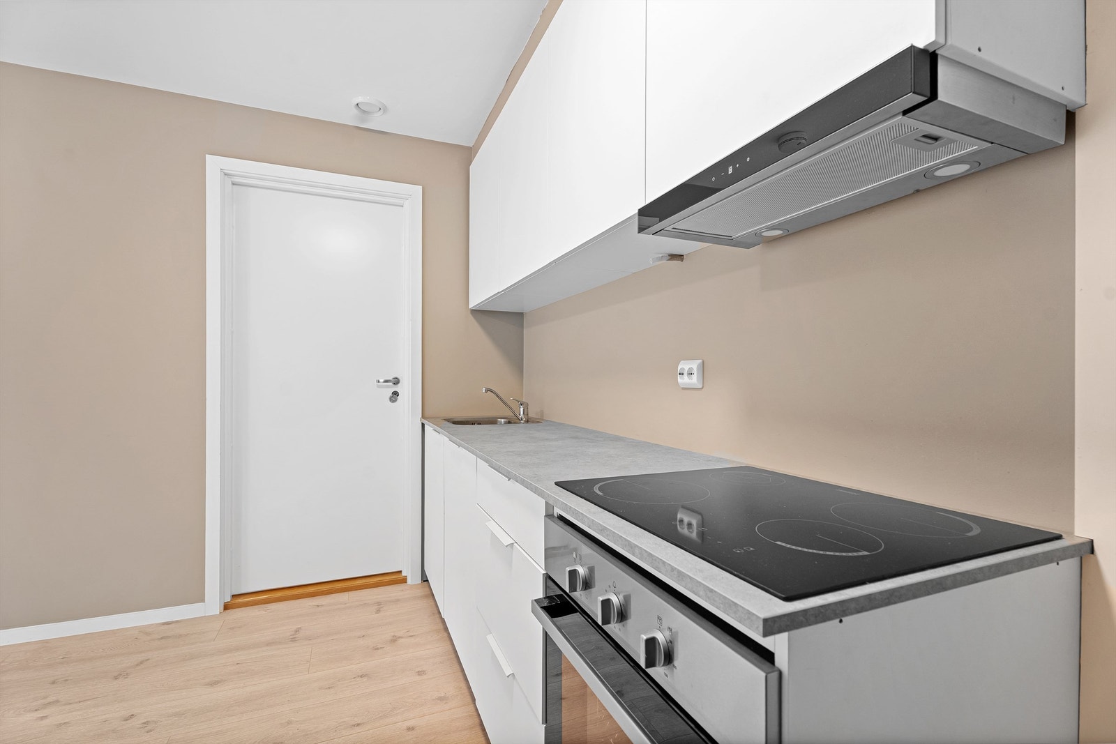 Hybelen består av stue/kjøkken, soverom og bad. Hybelen er en fin mulighet til utleie eller ved eksempelvis familiebesøk. Galleribilde