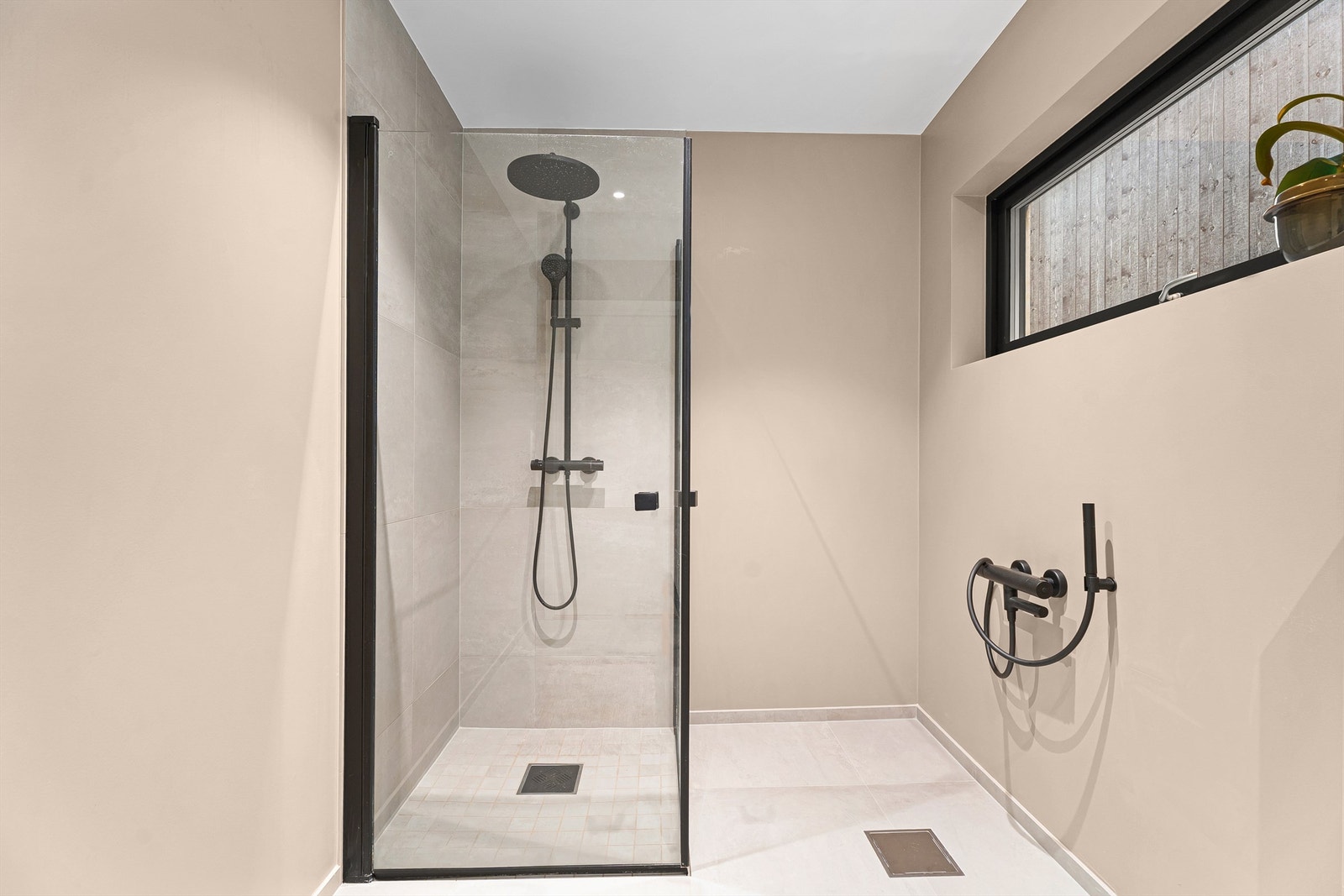 Det er lagt opp til badekar til høyre om ønskelig. Galleribilde