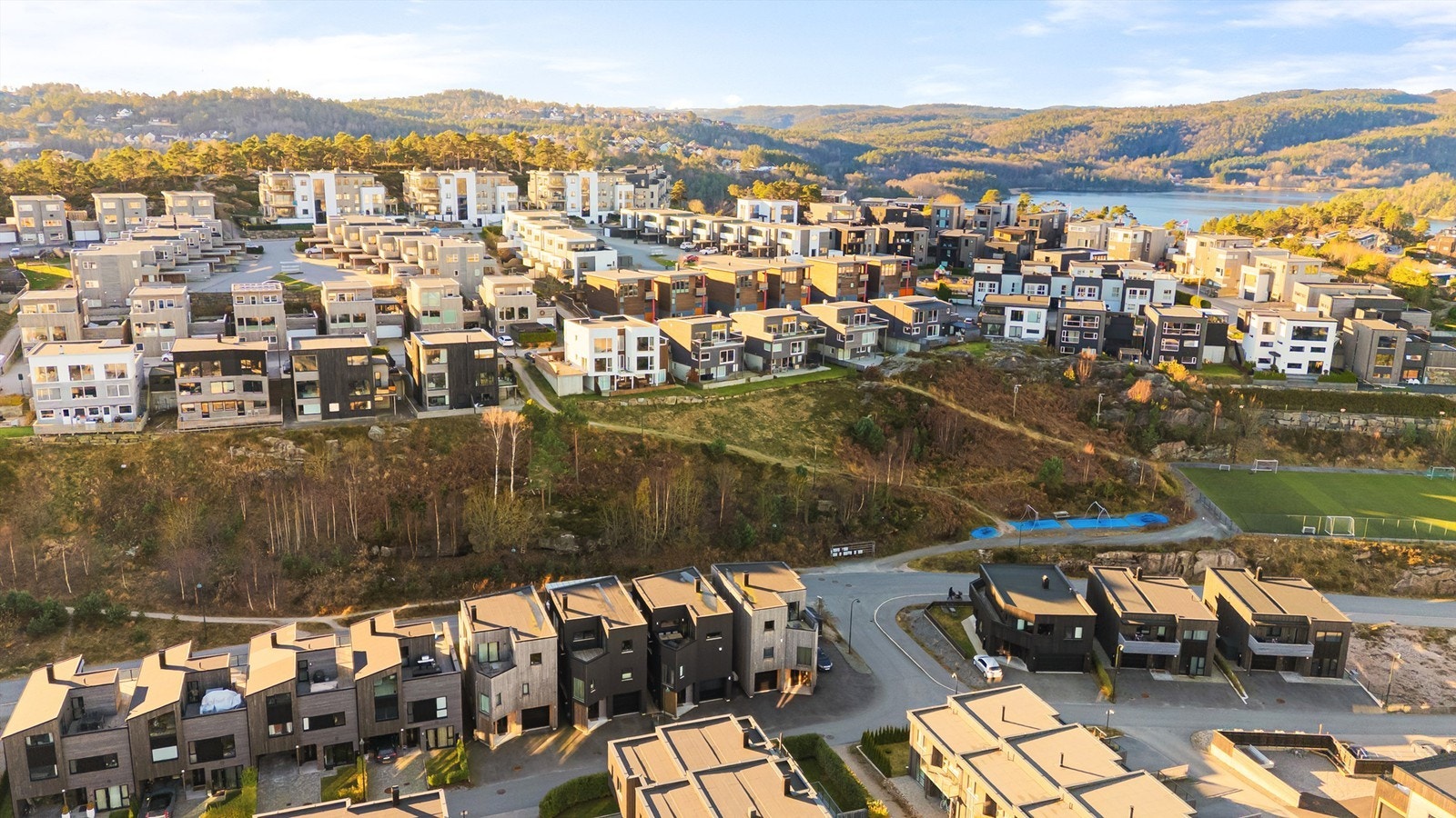 Justneshalvøya byr på et godt og rolig bomiljø med nærhet til både natur og vann. Galleribilde