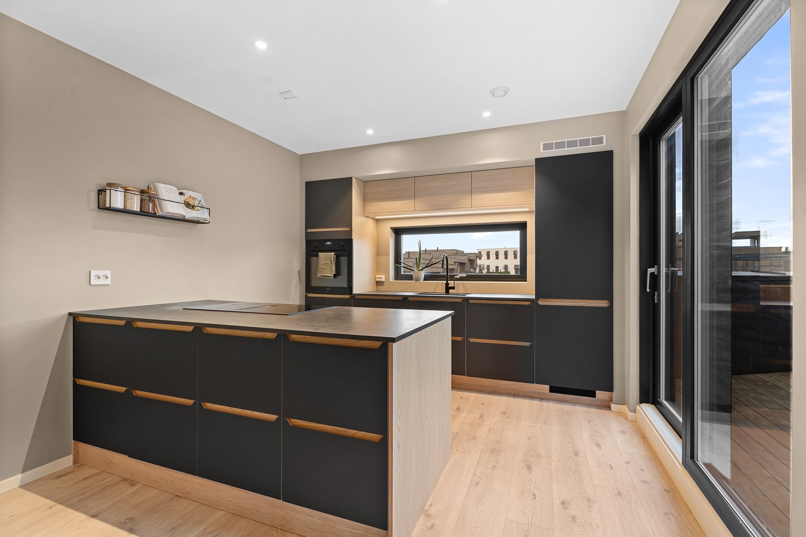 Videre er det et lekkert kjøkken med skap- og benkeplass på begge sider. Galleribilde