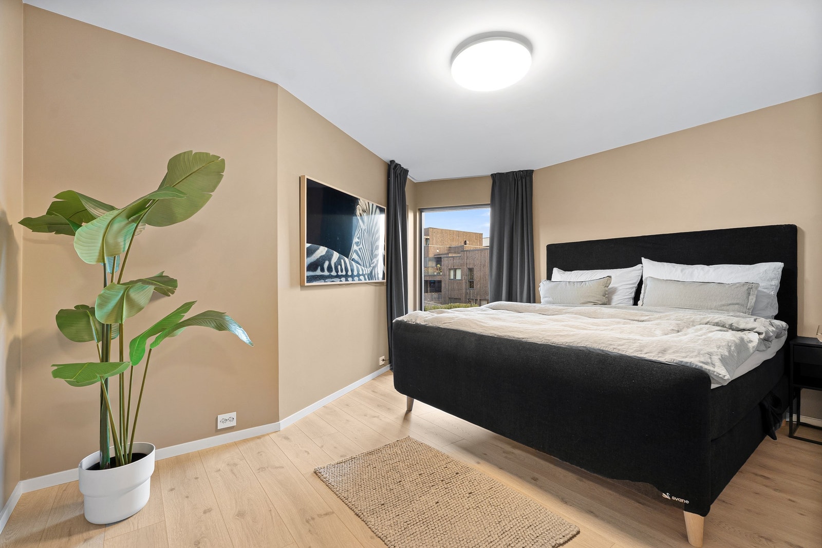 Hovedsoverommet er av god størrelse, og det er lagt opp stikkontakter på nærmeste vegg til høyre slik at sengen kan vendes om ønskelig. Galleribilde