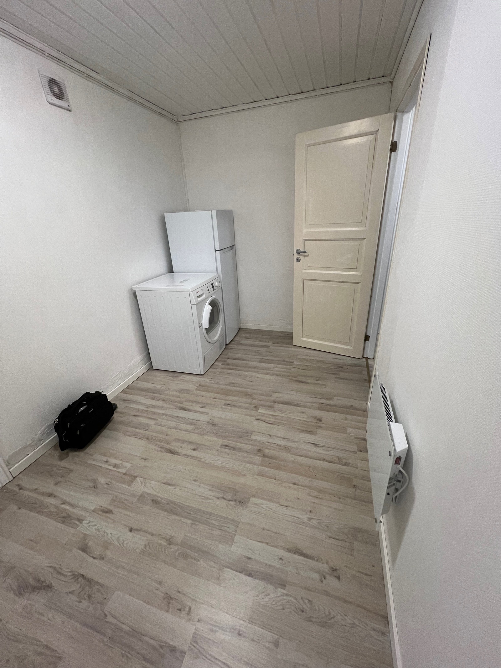 Tørkeltrommel og kjøl/frys skap. Galleribilde