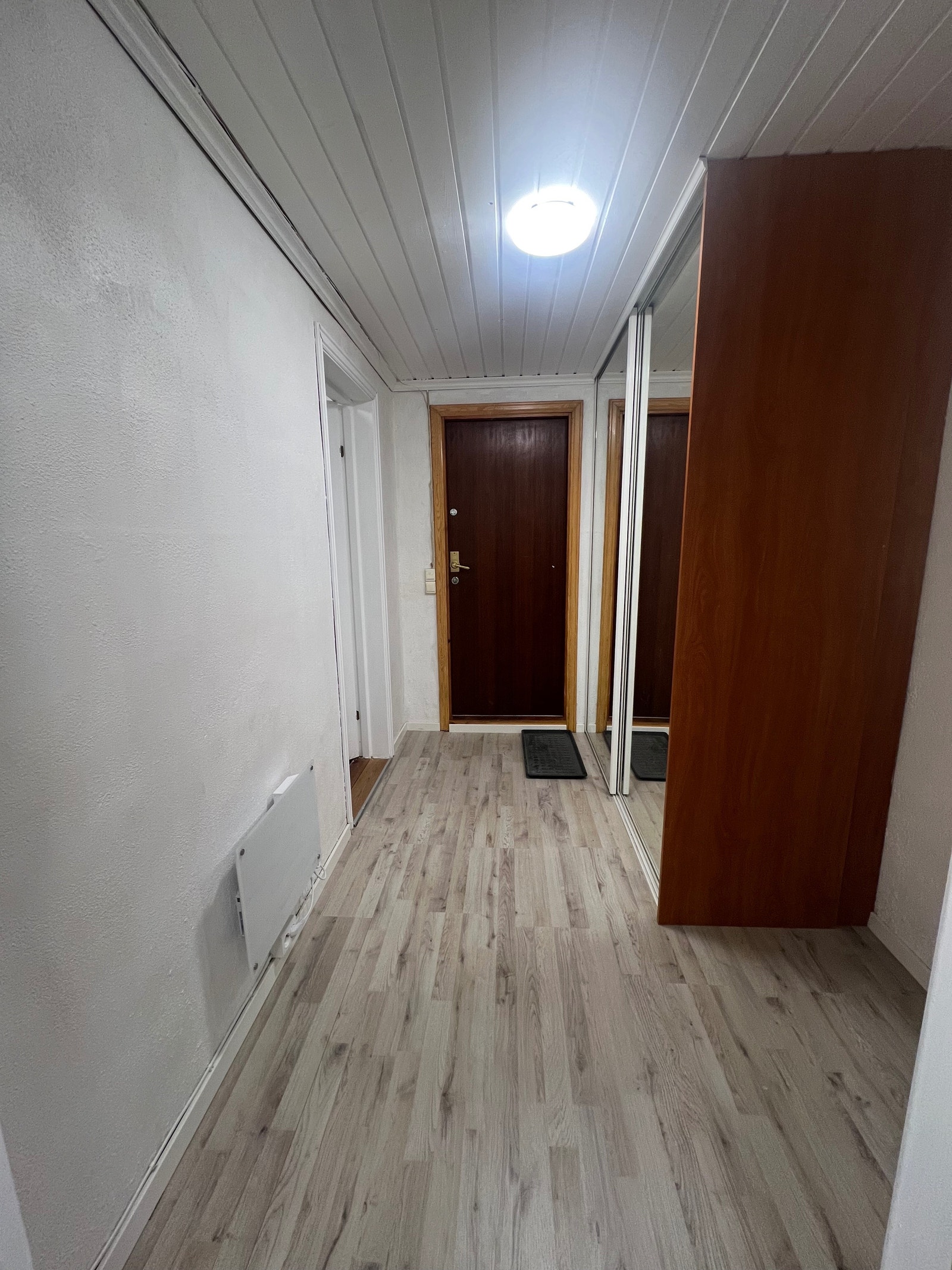 Gang med garderoberskap. Galleribilde