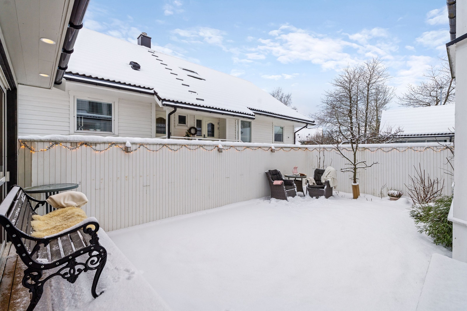 Uteområdet er skjermet med levegg i tre, som gir en privat og usjenert sone. Galleribilde