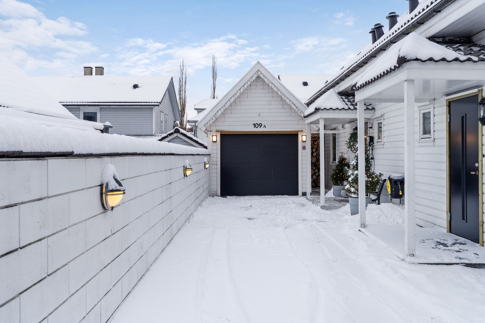 Beliggenheten er sentral med kort vei til skoler, barnehager og butikker. Galleribilde