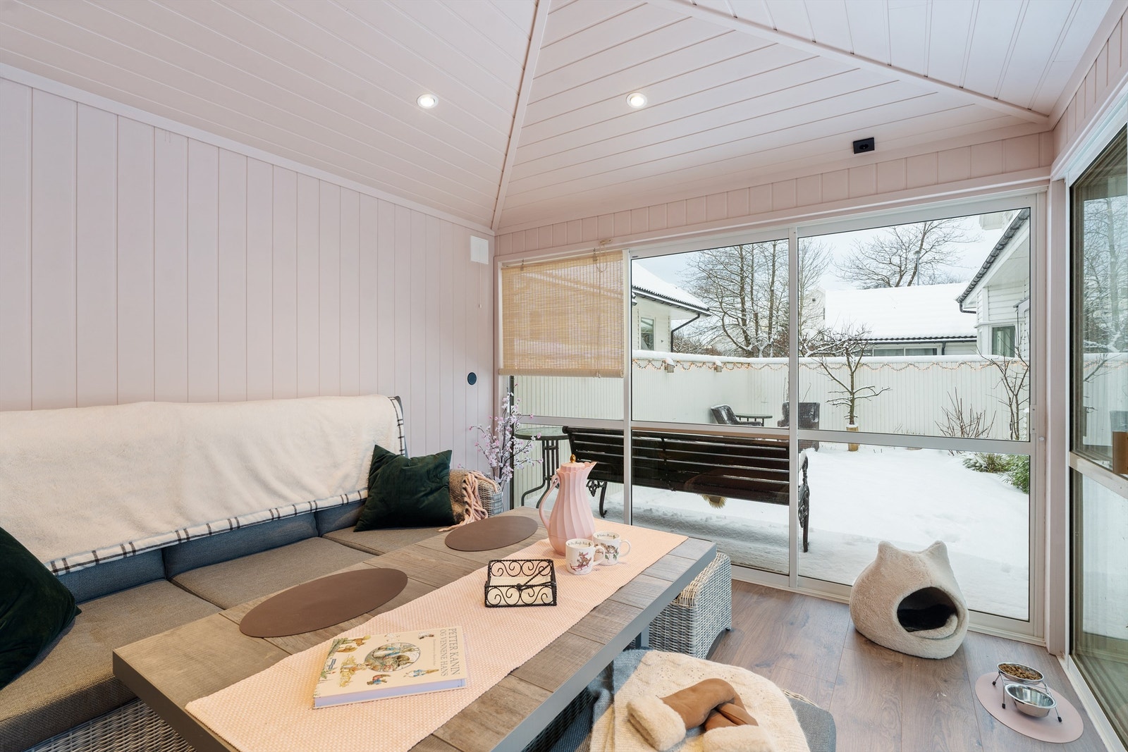 Inne i hagestuen er det god plass til en komfortabel sittegruppe (ikke omsøkt/godkjent). Galleribilde