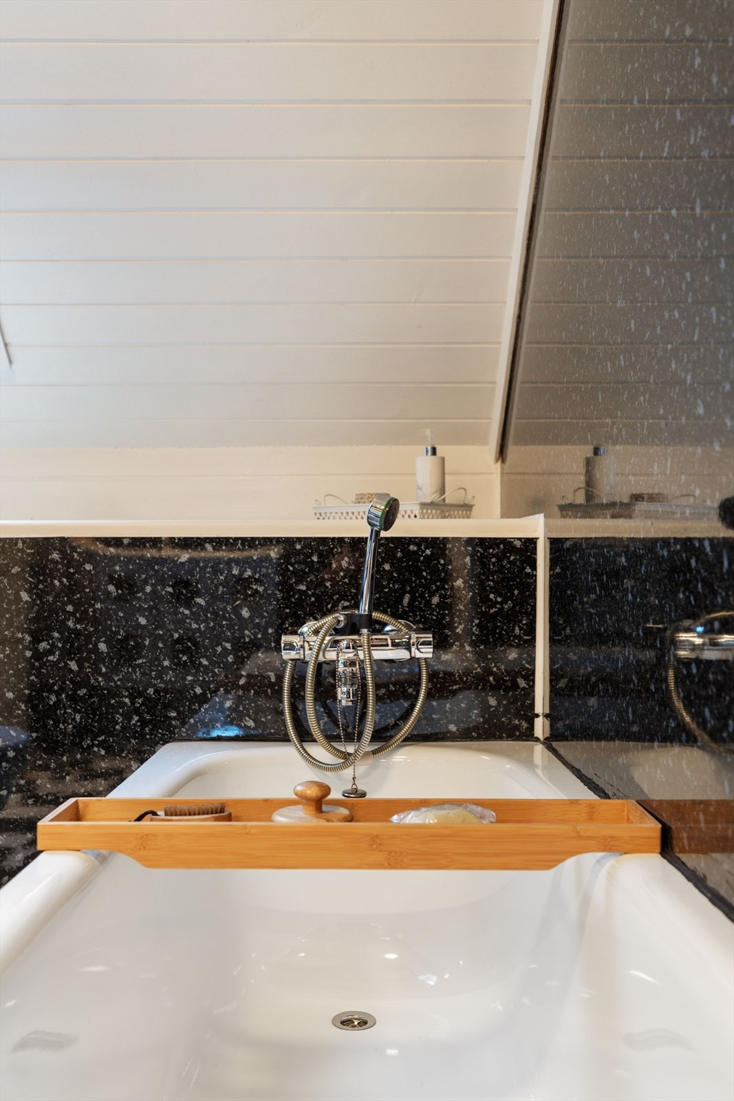 Badet ble rehabilitert i 2010 og har våtromsplater på veggene. Galleribilde