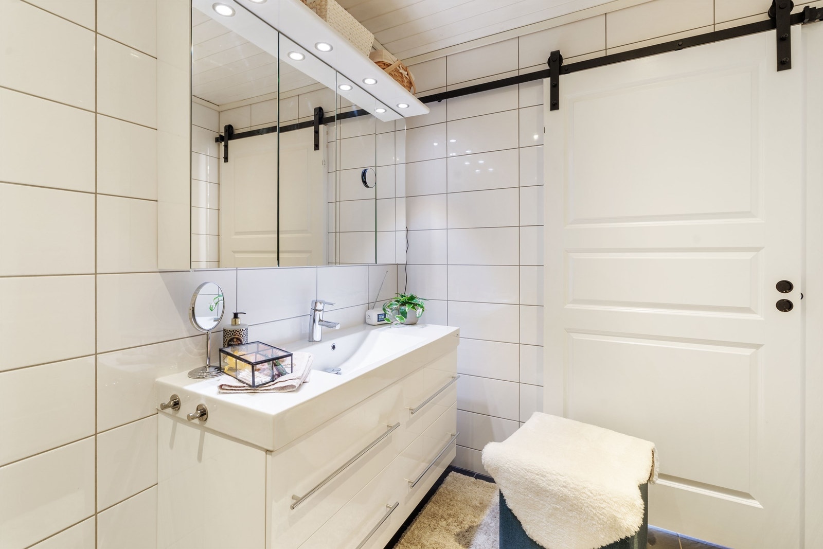 Praktisk servantinnredning med skuffer gir god oppbevaringsplass. Galleribilde