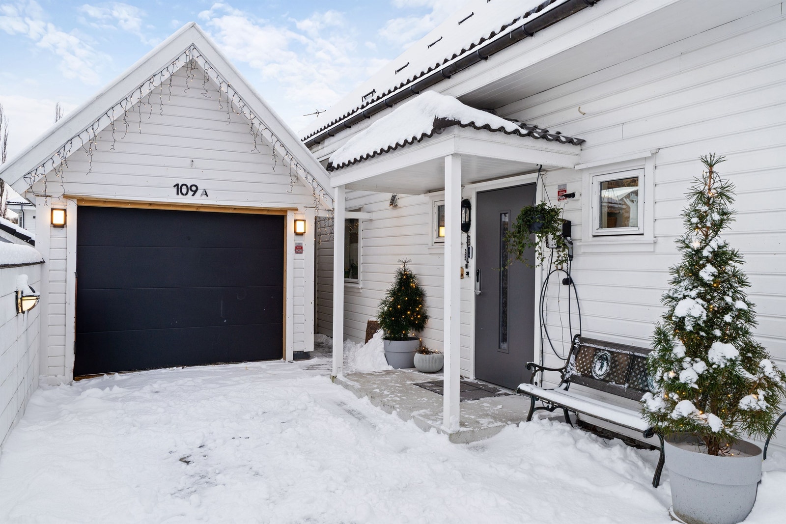 Eiendommen inkluderer en praktisk garasje med ny port med åpner. Galleribilde