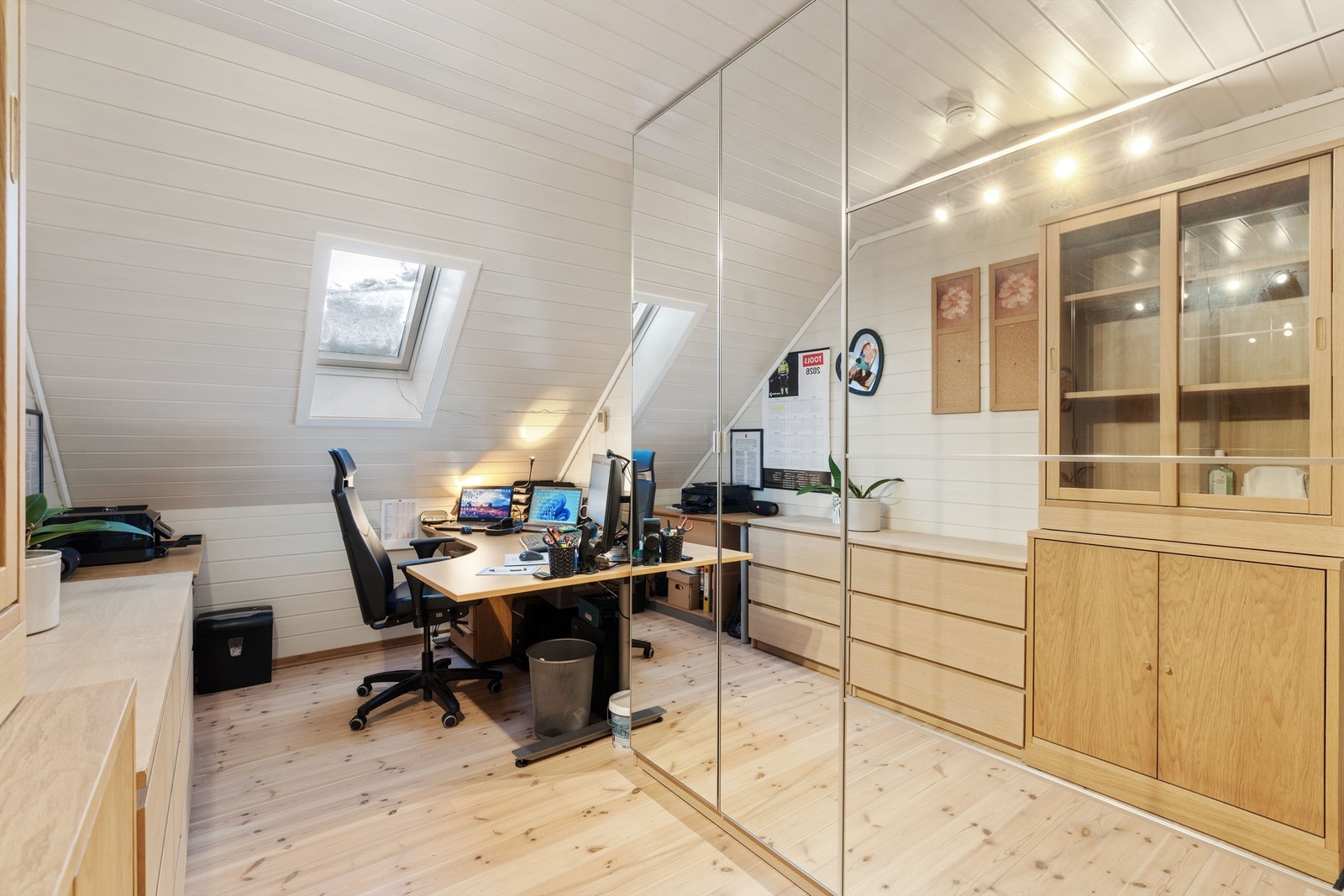 Innredet loftsrom som i dag benyttes som kontor (ikke godkjent for varig opphold), med gode garderobeløsninger. Galleribilde