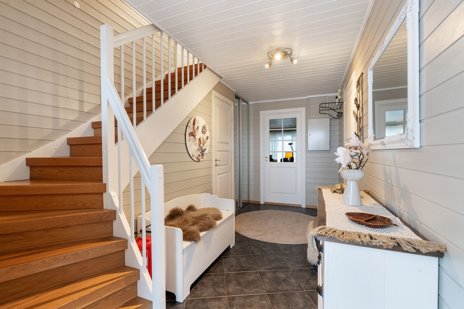 Gangen har flislagt gulv og behagelig gulvvarme. Galleribilde