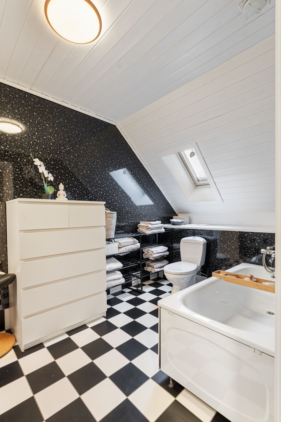 Badet i andre etasje er utstyrt med badekar og har flislagt gulv med gulvvarme. Galleribilde