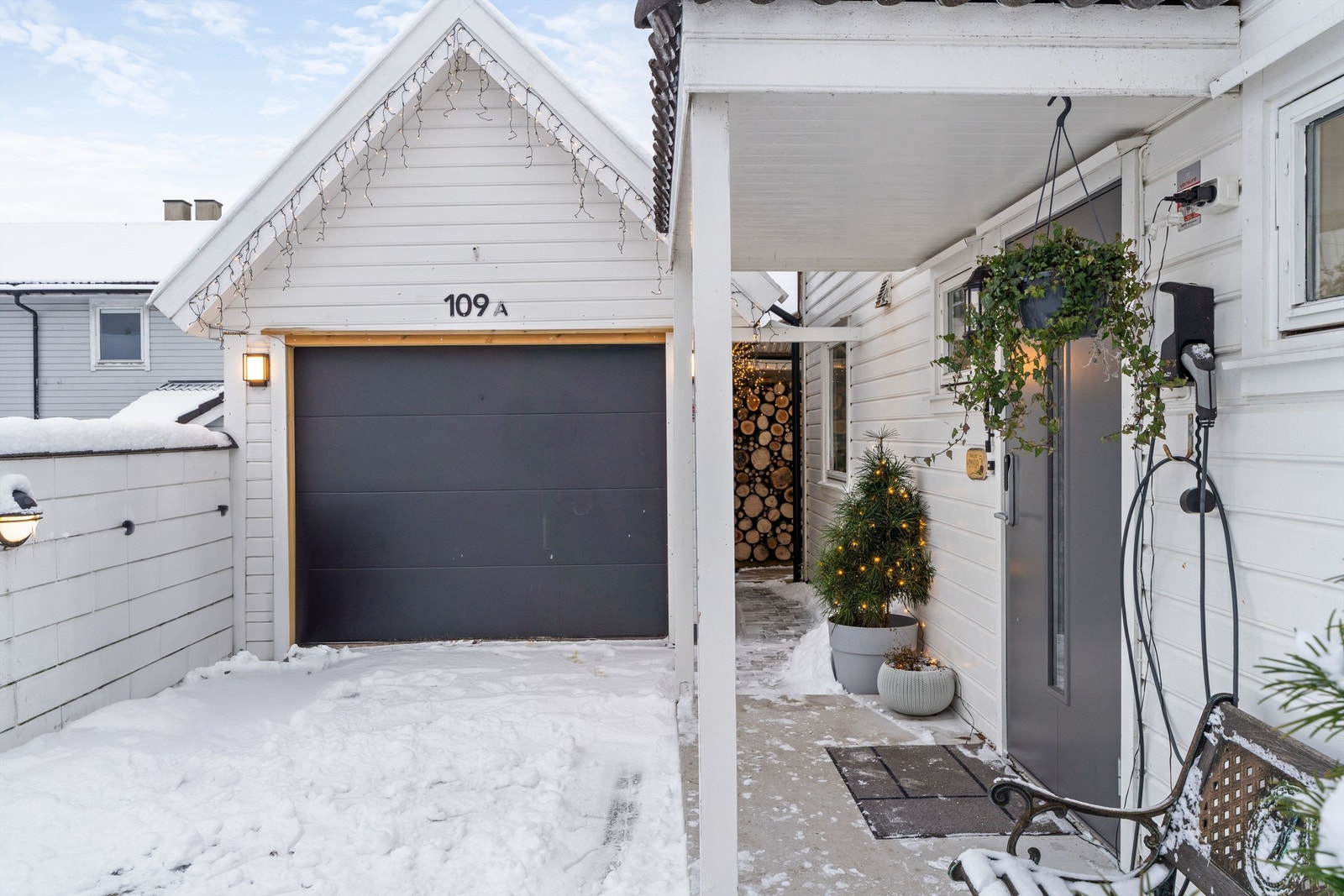 Ved inngangspartiet er det installert elbillader, praktisk tilknyttet garasjen. Galleribilde