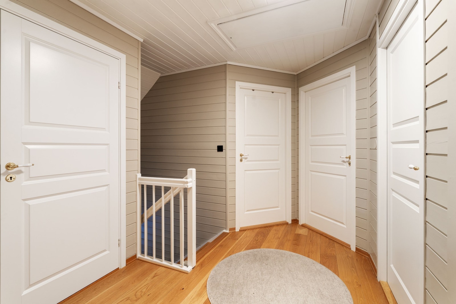 Gang i 2. etg. med takluke opp til uinnredet kaldtloft. Galleribilde