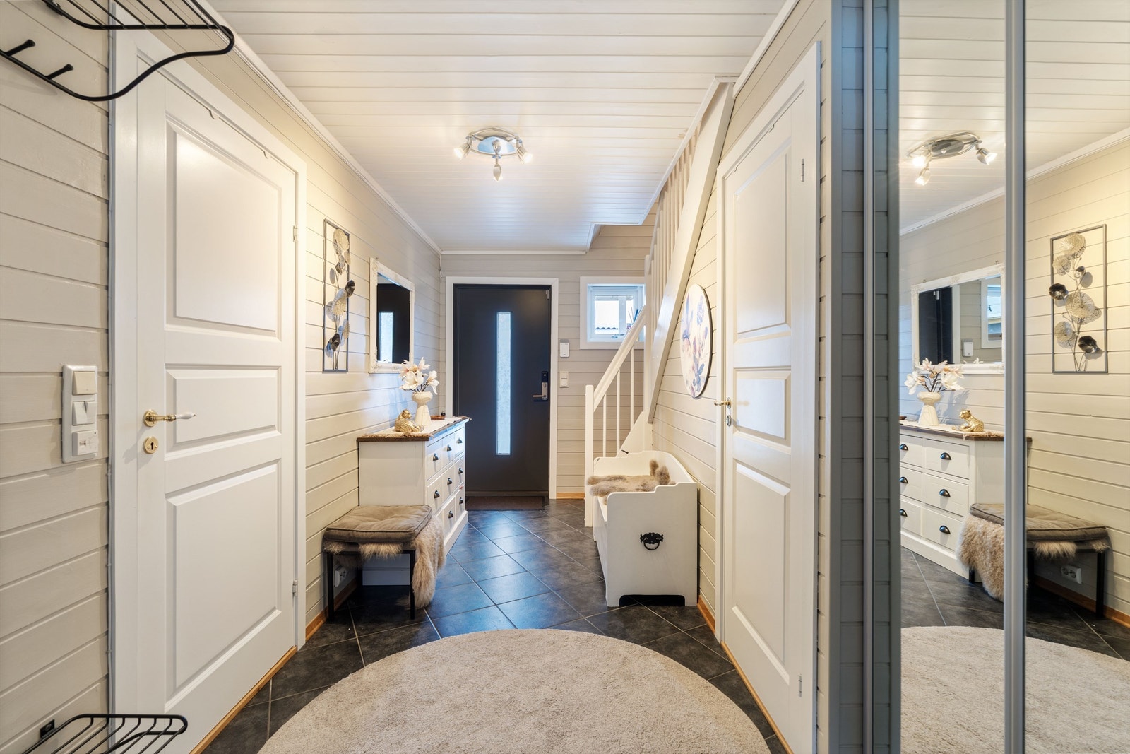 Gangen har god plass til oppbevaring. Galleribilde