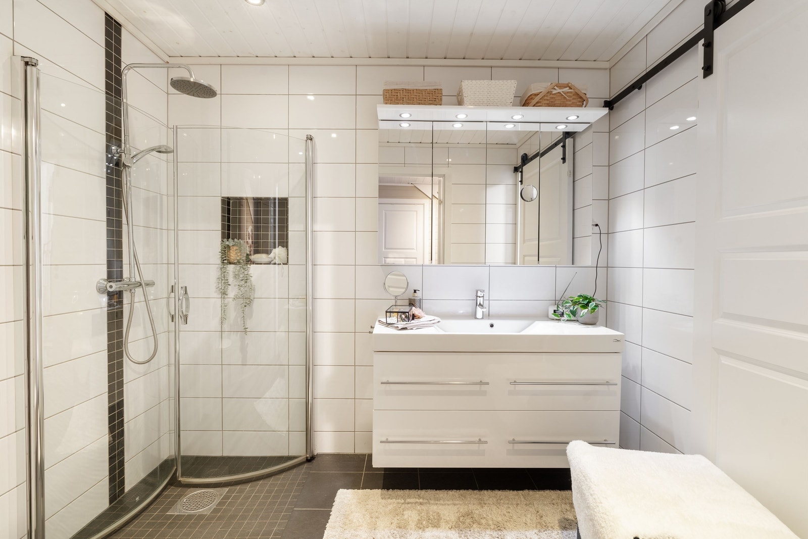 Moderne bad i første etasje, rehabilitert i 2012, med dusjhjørne med glassdører. Galleribilde