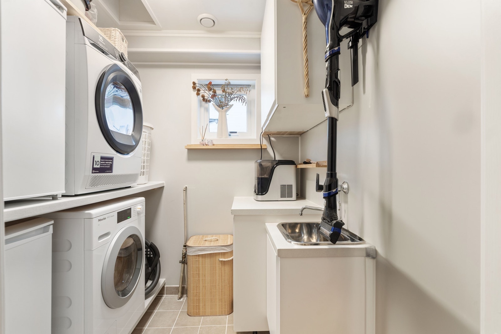 Separat vaskerom, nylig rehabilitert i 2024, med opplegg for vaskemaskin og god lagring. Galleribilde