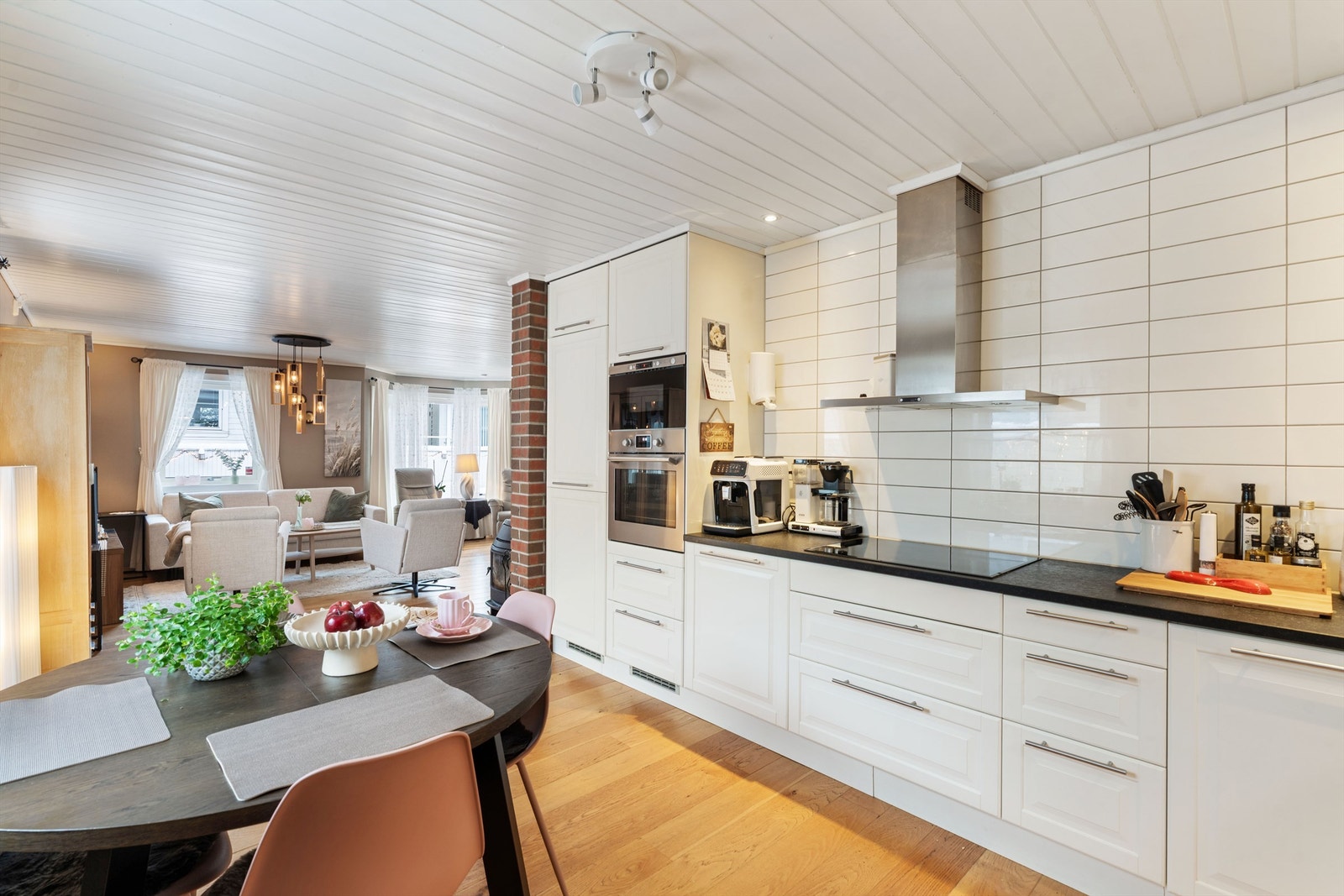 Den åpne løsningen mellom stue og kjøkken skaper en sosial og luftig atmosfære. Galleribilde