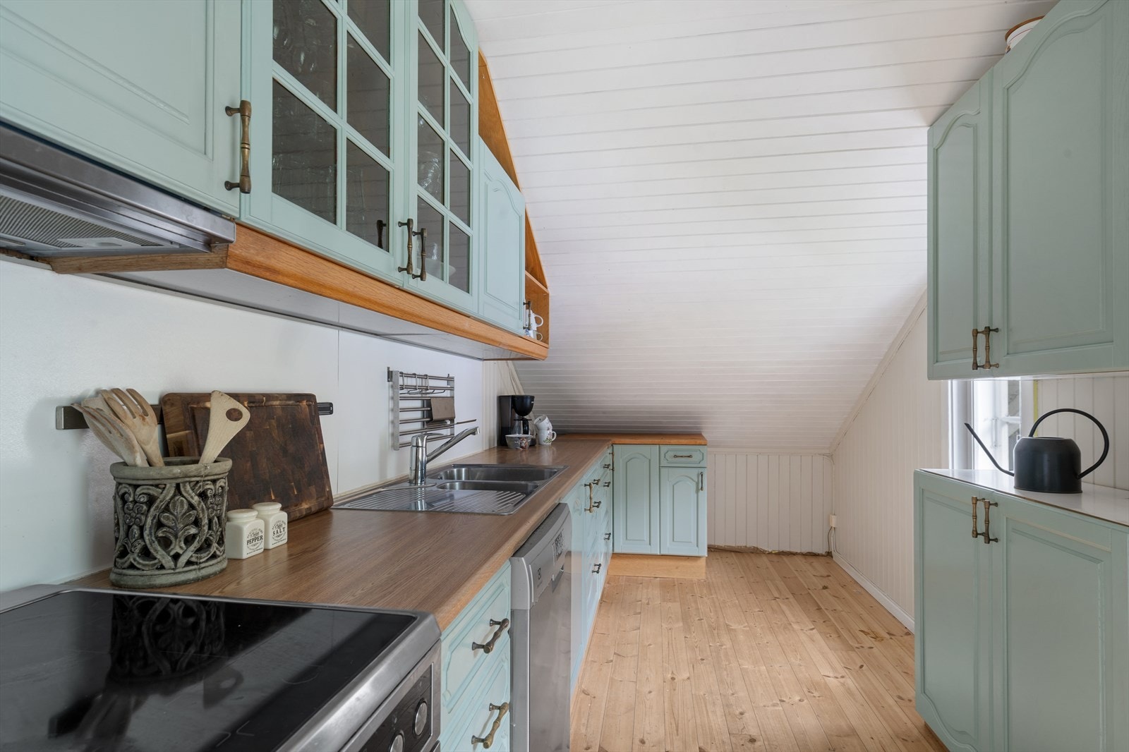 Det er plass for frittstående hvitevarer på kjøkkenet. Galleribilde