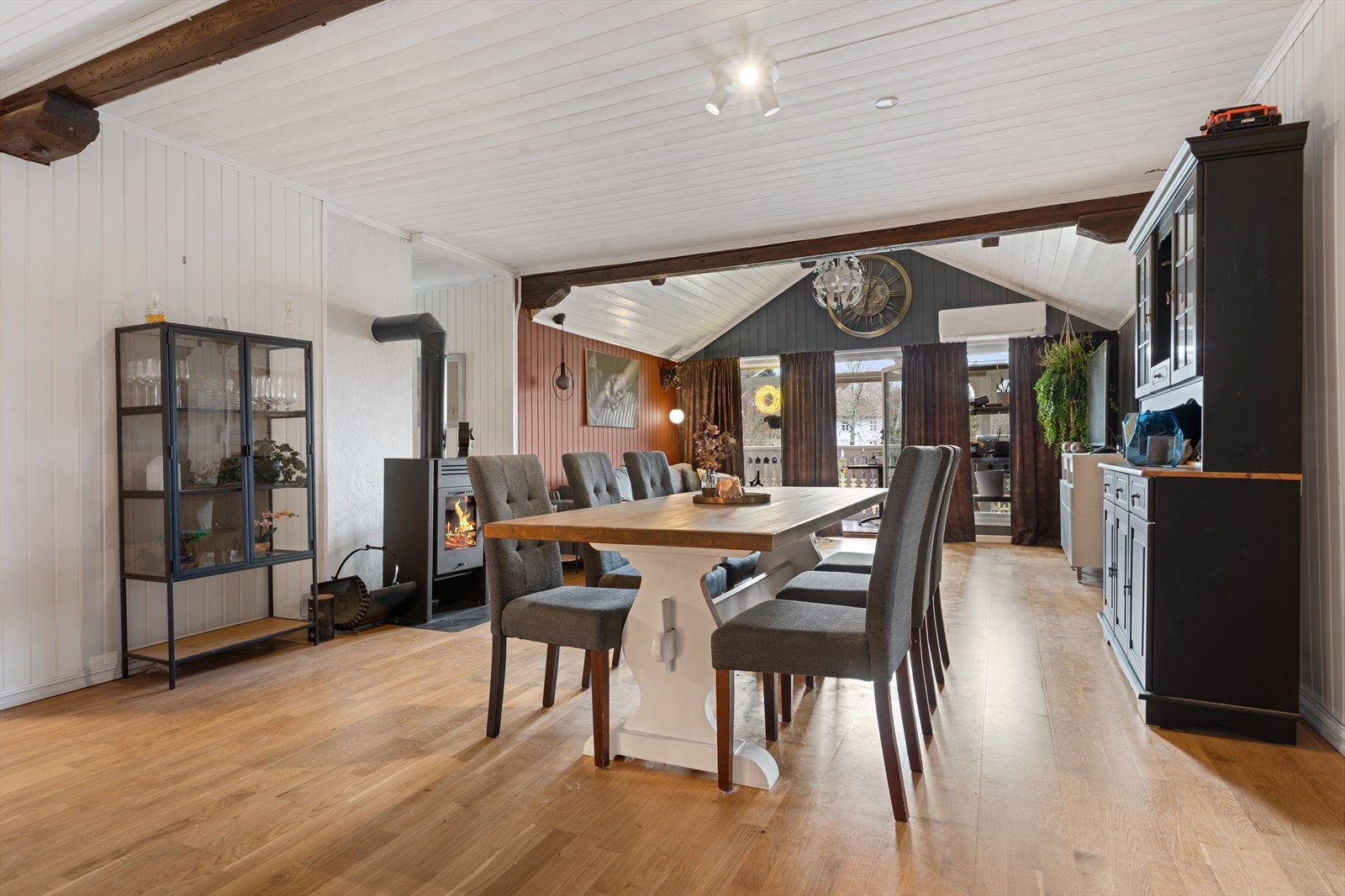 God plass til både spisebord og sofamøblement. Galleribilde