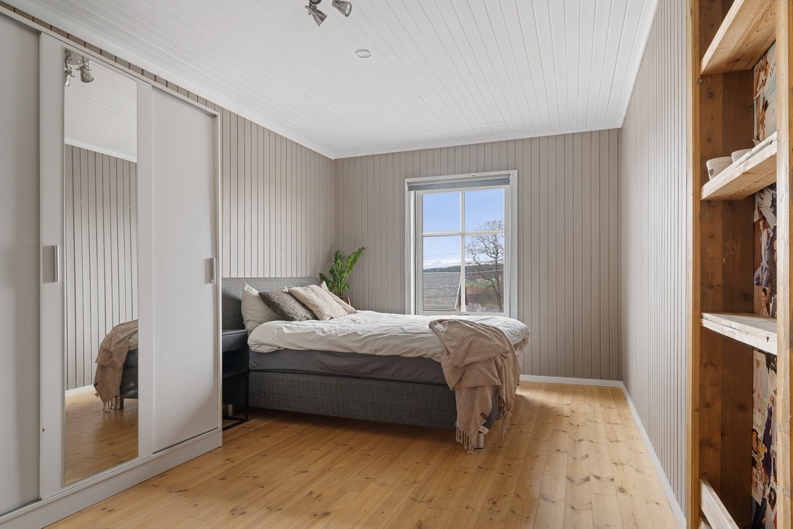 Boligen har fire fine soverom med plass for garderobeskap. Galleribilde