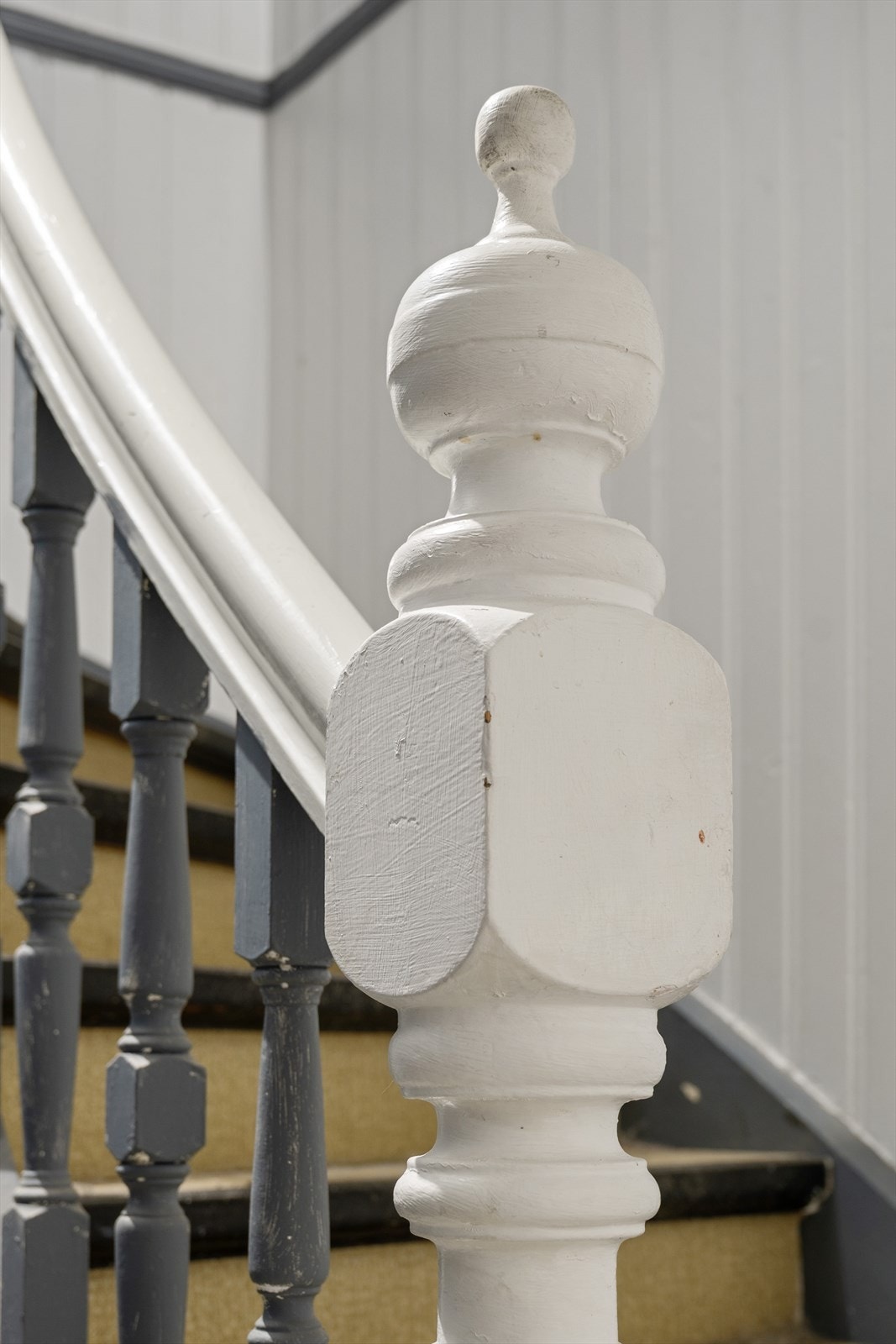 Nydelige detaljer. I 2. etasje er det en felles gang som nyttes av seksjonene i 2. og 3. etasje for yttertøy og sko. Galleribilde