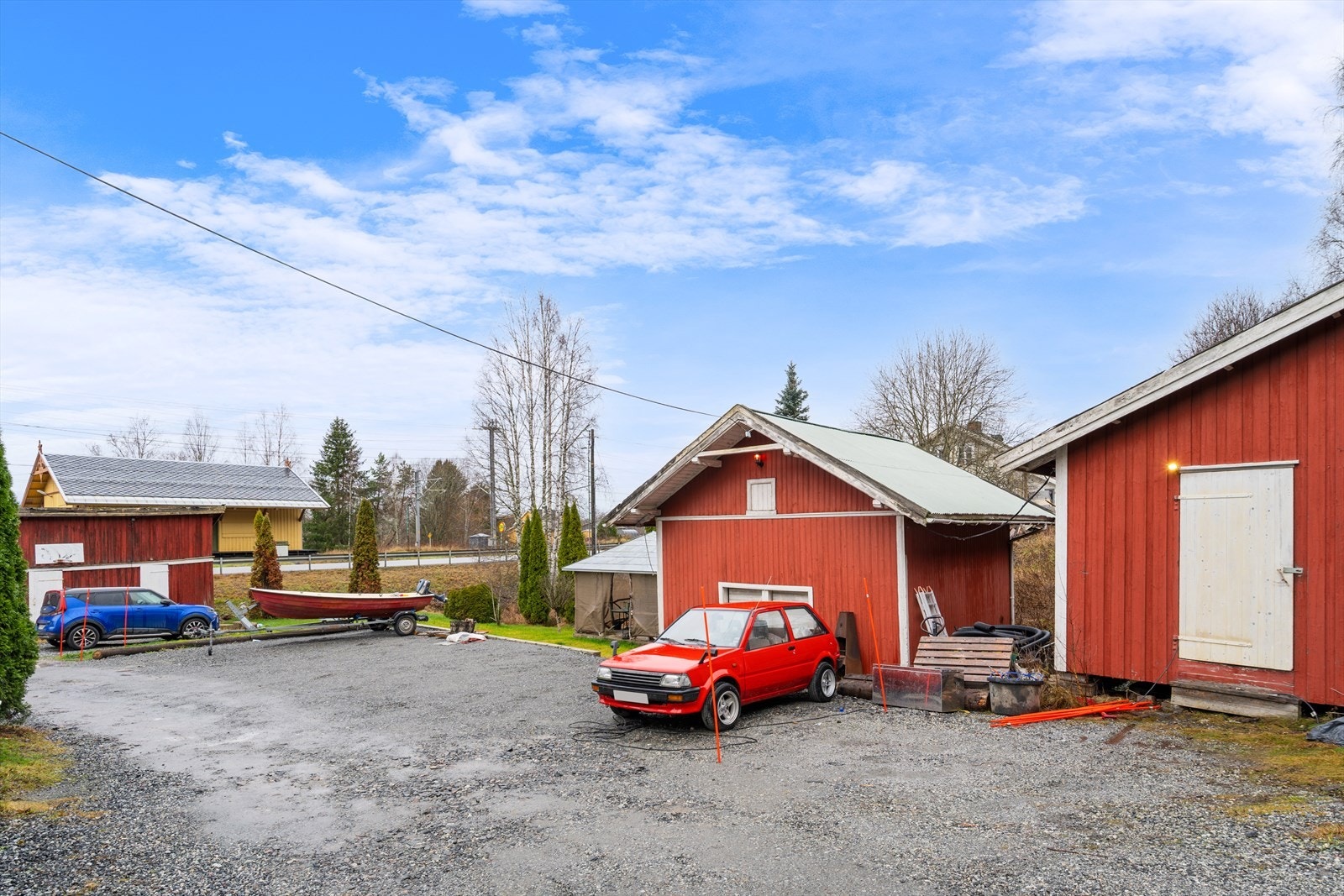 Ifølge eier kan det per i dag benyttes parkeringsplass fra der båten står, til og med den røde bilen. Dette gir muligheter for parkering av ca. 4. biler. Det er lagringsplass i bod til høyre i bilde. Galleribilde