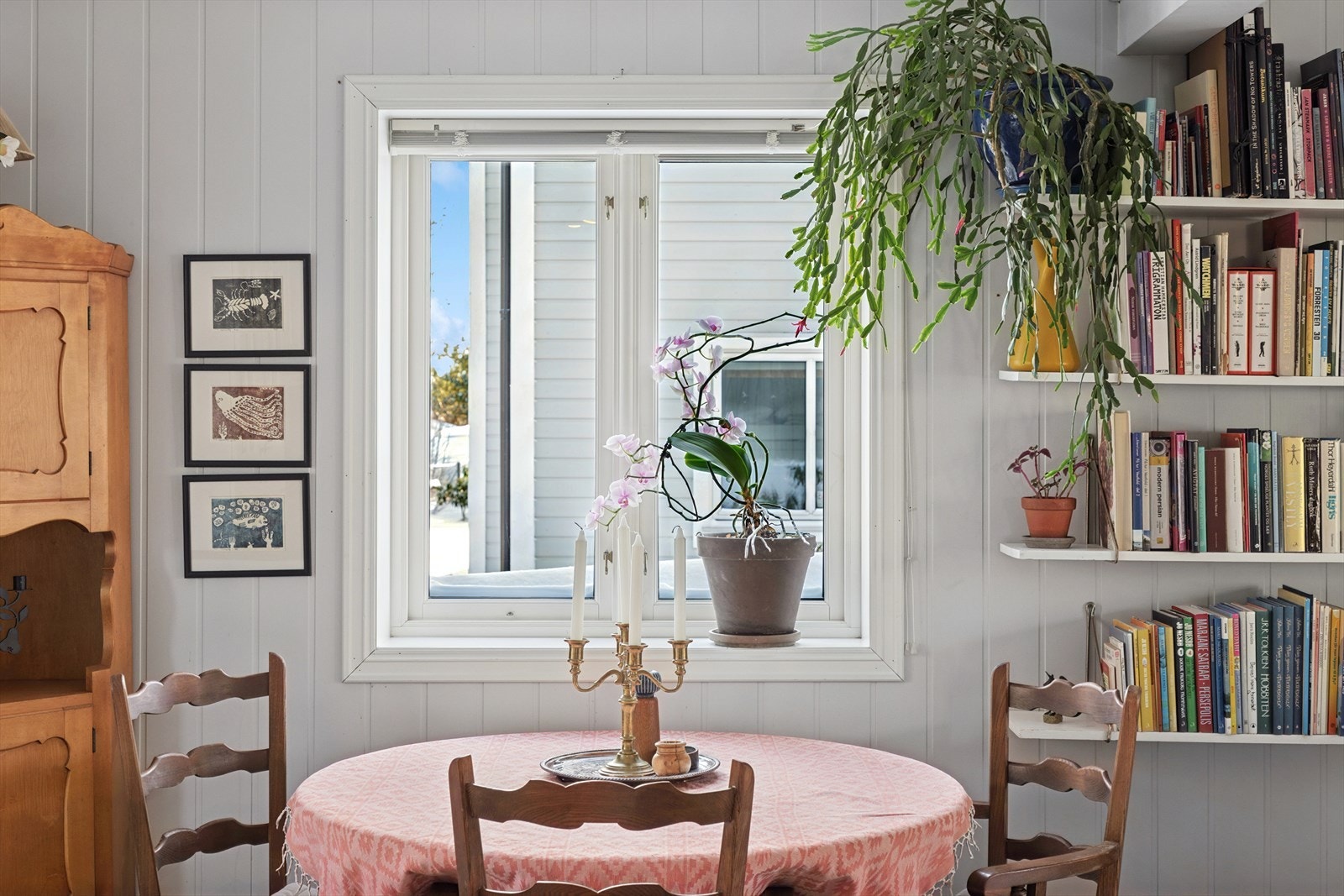 Leilighetens store vindusflater byr på godt med naturlig lys og plantene stortrives her Galleribilde