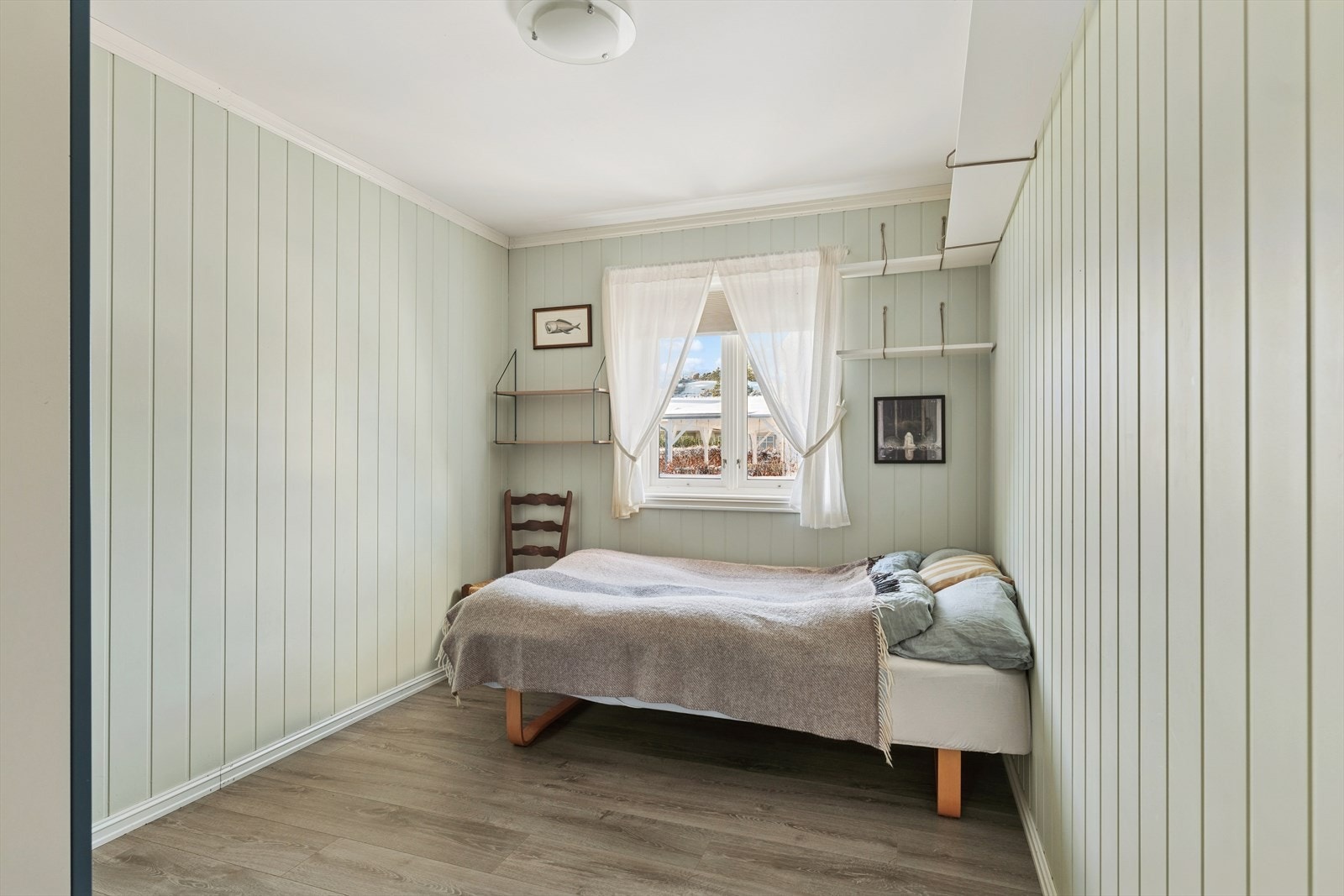 Leiligheten byr videre på tre gode soverom - alle med lekebilvennlig laminat på gulv Galleribilde