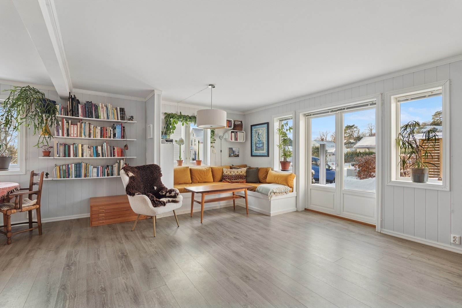 Det er plassbygget sofa i stue - denne medfølger i handelen Galleribilde