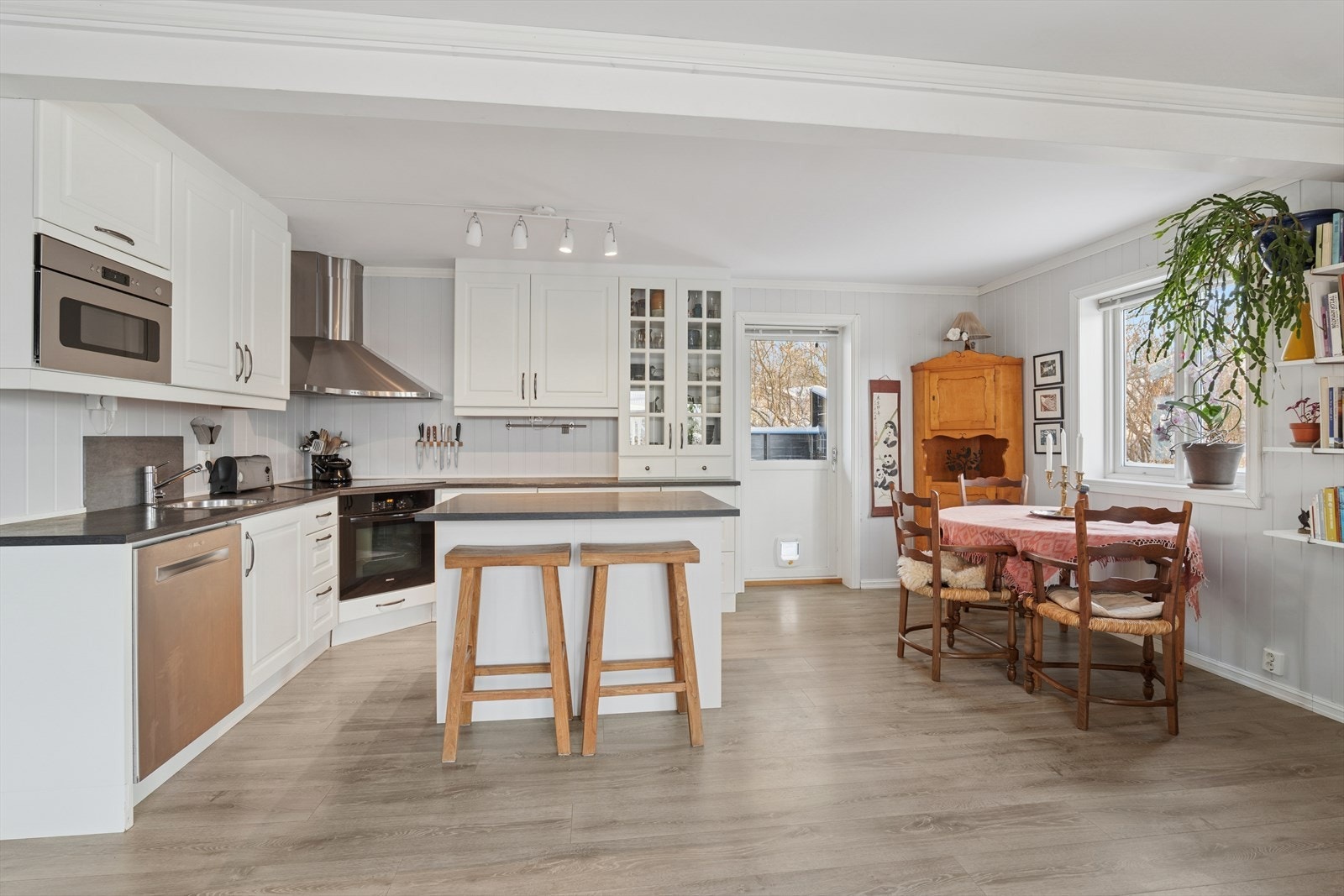 Det er god plass til stort spisebord på kjøkken samt utgang til skjermet frokostterasse Galleribilde