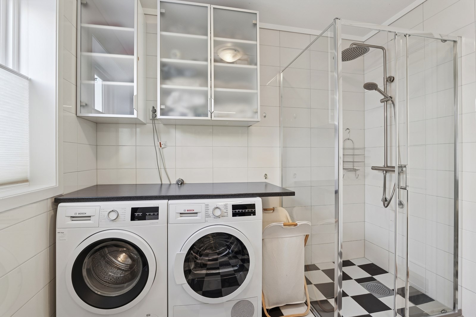 Praktisk vaskeromsløsning med mye oppbevaringsplass Galleribilde